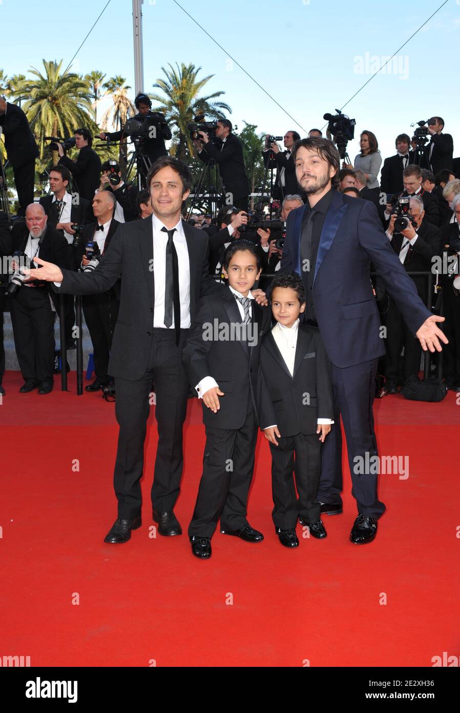 Gael Garcia Bernal posieren mit den Darstellern von 'Abel' die Schauspieler Jose Maria Yazpik, Karina Gidi , Christopher Ruiz-Esparza, Gerardo Ruiz-Esparza und Regisseur Diego Luna bei der Premiere von 'Wall Street: Money Never Sleeps' wurde am 14. Mai 2010 während der 63. Filmfestspiele von Cannes in Cannes, Südfrankreich, außer Konkurrenz präsentiert. Foto von Hahn-Nebinger-Orban/ABACAPRESS.COM Stockfoto