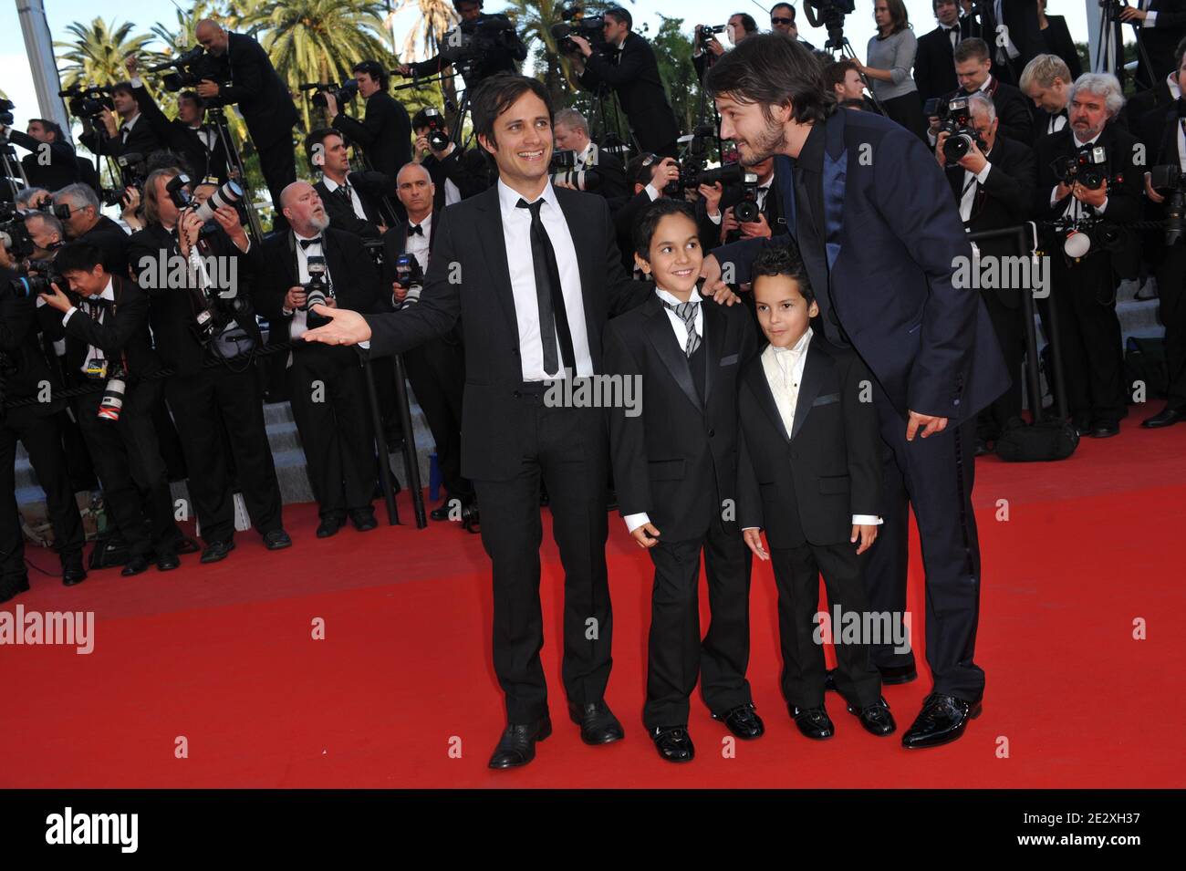 Gael Garcia Bernal posieren mit den Darstellern von 'Abel' die Schauspieler Jose Maria Yazpik, Karina Gidi , Christopher Ruiz-Esparza, Gerardo Ruiz-Esparza und Regisseur Diego Luna bei der Premiere von 'Wall Street: Money Never Sleeps' wurde am 14. Mai 2010 während der 63. Filmfestspiele von Cannes in Cannes, Südfrankreich, außer Konkurrenz präsentiert. Foto von Hahn-Nebinger-Orban/ABACAPRESS.COM Stockfoto