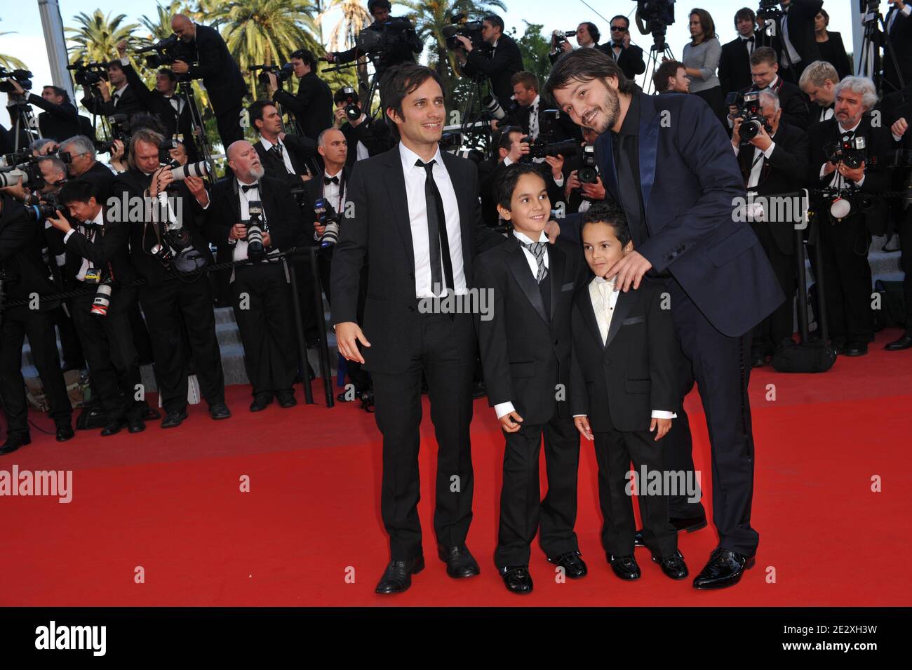 Gael Garcia Bernal posieren mit den Darstellern von 'Abel' die Schauspieler Jose Maria Yazpik, Karina Gidi , Christopher Ruiz-Esparza, Gerardo Ruiz-Esparza und Regisseur Diego Luna bei der Premiere von 'Wall Street: Money Never Sleeps' wurde am 14. Mai 2010 während der 63. Filmfestspiele von Cannes in Cannes, Südfrankreich, außer Konkurrenz präsentiert. Foto von Hahn-Nebinger-Orban/ABACAPRESS.COM Stockfoto