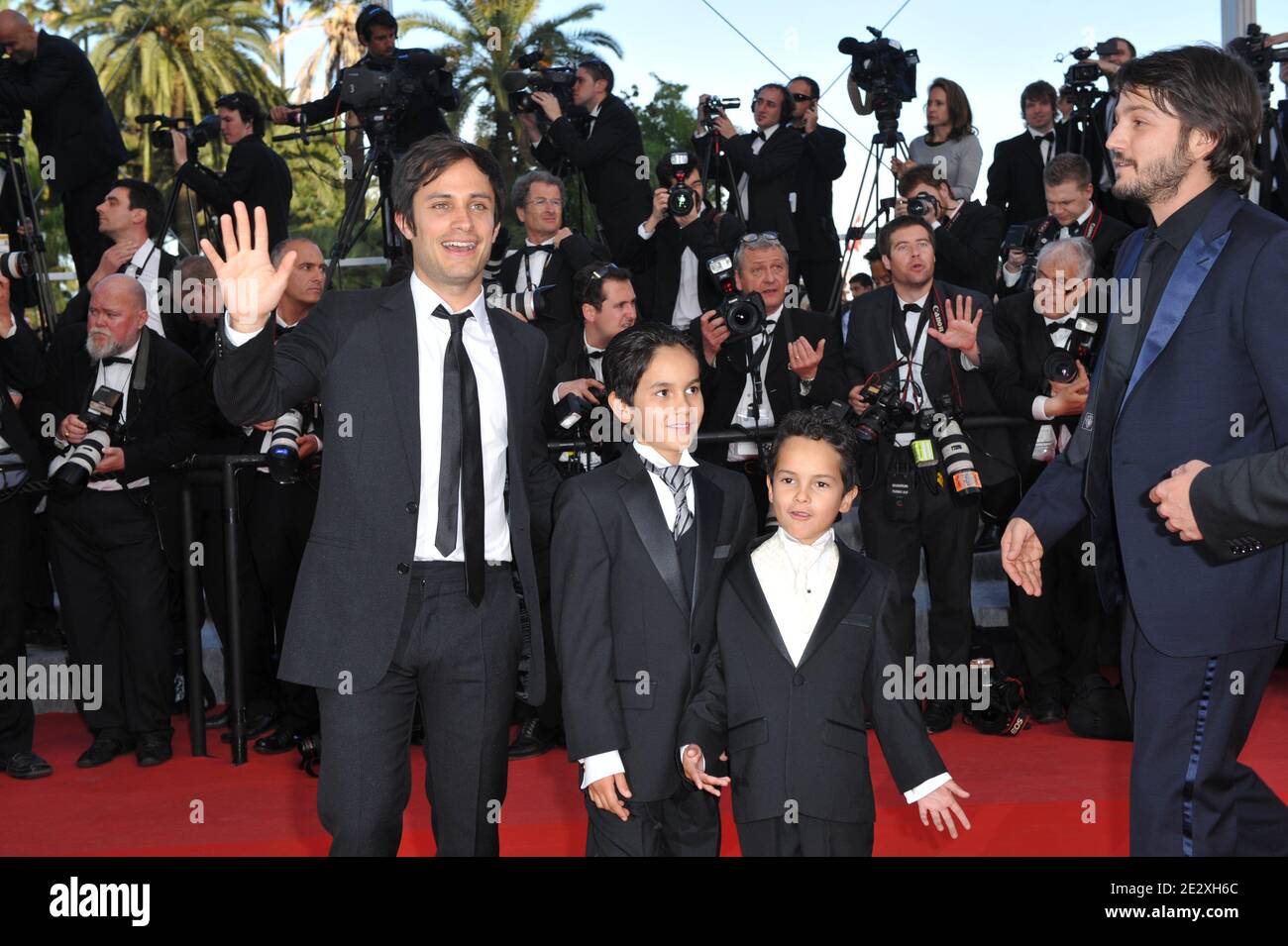 Gael Garcia Bernal posieren mit den Darstellern von 'Abel' die Schauspieler Jose Maria Yazpik, Karina Gidi , Christopher Ruiz-Esparza, Gerardo Ruiz-Esparza und Regisseur Diego Luna bei der Premiere von 'Wall Street: Money Never Sleeps' wurde am 14. Mai 2010 während der 63. Filmfestspiele von Cannes in Cannes, Südfrankreich, außer Konkurrenz präsentiert. Foto von Hahn-Nebinger-Orban/ABACAPRESS.COM Stockfoto