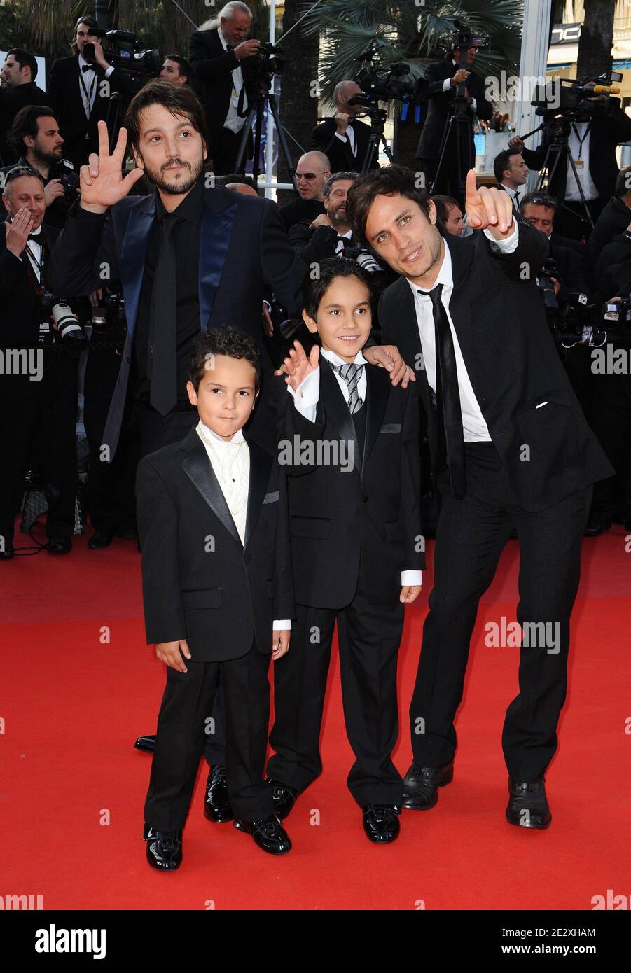 Gael Garcia Bernal posieren mit den Darstellern von 'Abel' die Schauspieler Jose Maria Yazpik, Karina Gidi , Christopher Ruiz-Esparza, Gerardo Ruiz-Esparza und Regisseur Diego Luna bei der Premiere von 'Wall Street: Money Never Sleeps' wurde am 14. Mai 2010 während der 63. Filmfestspiele von Cannes in Cannes, Südfrankreich, außer Konkurrenz präsentiert. Foto von Hahn-Nebinger-Orban/ABACAPRESS.COM Stockfoto