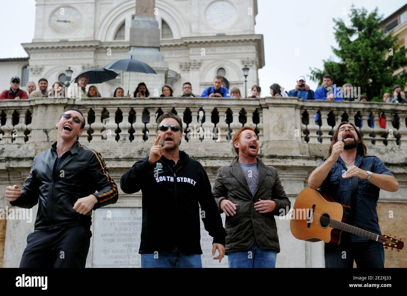 Schauspieler des Films 'Robin Hood' Russell Crowe (2. L), Kevin Durand (L), Scott Grimes und Alan Doyle (R) spielen Rock'n Roll während einer improvisierten Performance in Roms Trinita' dei Monti Steps (Spanische Treppe), Italien am 15. Mai 2010. Crowe kam ein Jahrzehnt nach Rom, nachdem er in der Titelrolle des Films 'Gladiator' gespielt hatte. Er ist frisch vom Filmfestival in Cannes, wo er seinen neuen Film "Robin Hood" unter der Regie von Ridley Scott vorstellte. Foto von Eric Vandeville/ABACAPRESS.COM Stockfoto