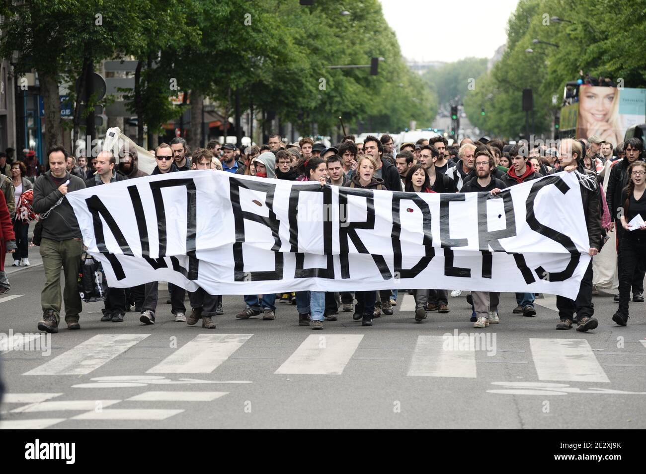 "Strafter von No Border, um die Freiheit der Zirkulation und gegen die europäische Migrationspolitik in Paris, Frankreich, am 15. Mai 2010 zu fordern. Die kleine Cortege geht und hält ein Spruchband mit der Aufschrift: "Nein, für die Sicherheit Europas, die Grenzen abschaffen", stand auf der gesamten Strecke am Gare du Nord unter sehr hoher Überwachung. Foto von Julien Muguet/ABACAPRESS.COM' Stockfoto