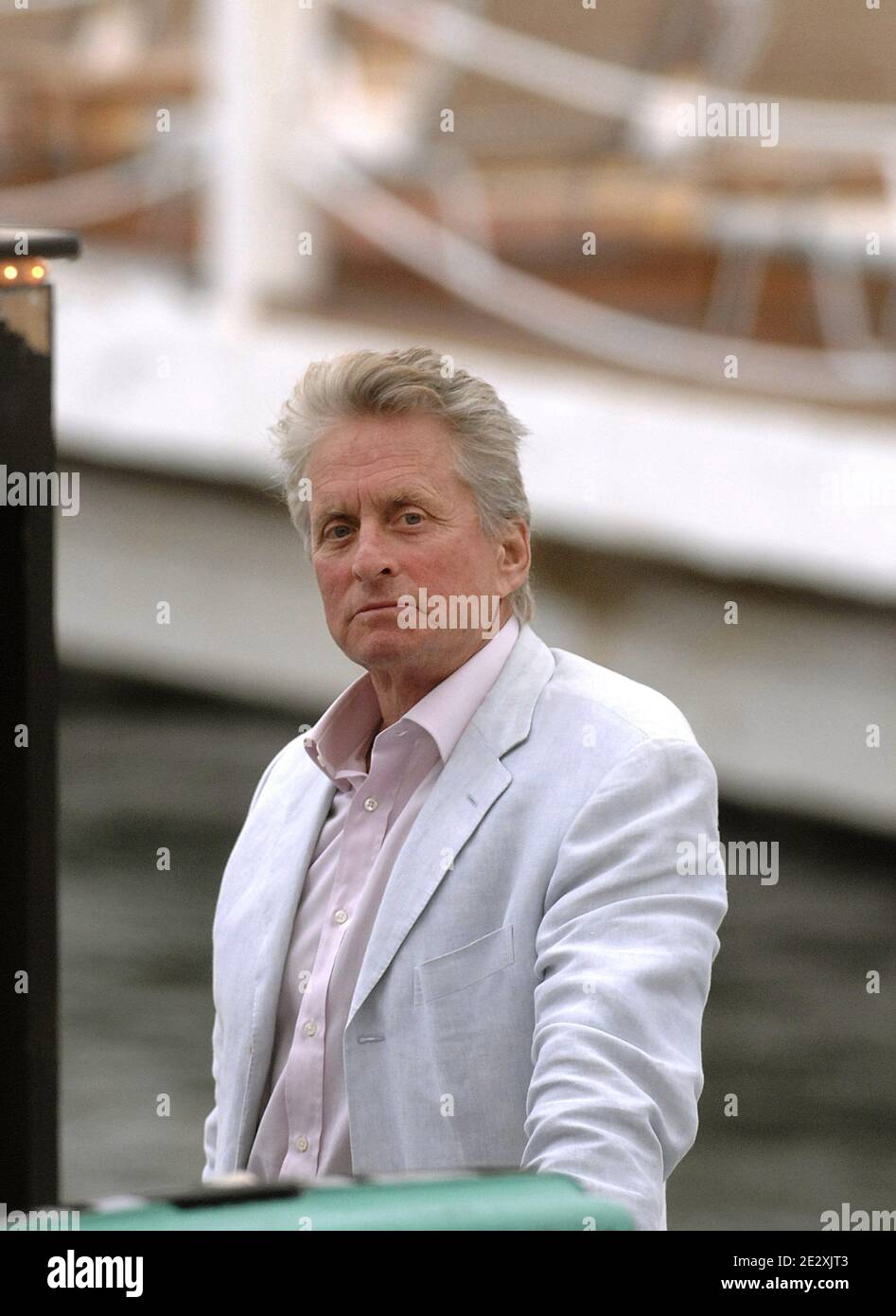 Michael Douglas während der Sendung der Fernsehsendung "Le Grand Journal" auf Canal Plus am Strand von Martinez während der 63. Filmfestspiele von Cannes in Cannes, Frankreich am 15. Mai 2010. Foto von Giancarlo Gorassini/ABACAPRESS.COM Stockfoto