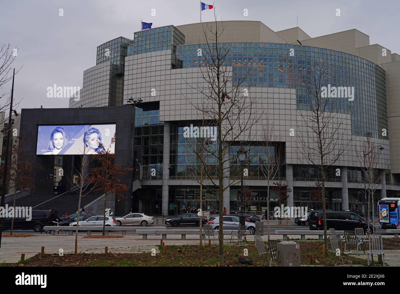 PARIS, FRANKREICH -5 JAN 2021- das moderne Opernhaus Bastille am Place de la Bastille in Paris wurde 1989 nach einem Entwurf von Carlos Ott eröffnet. Stockfoto