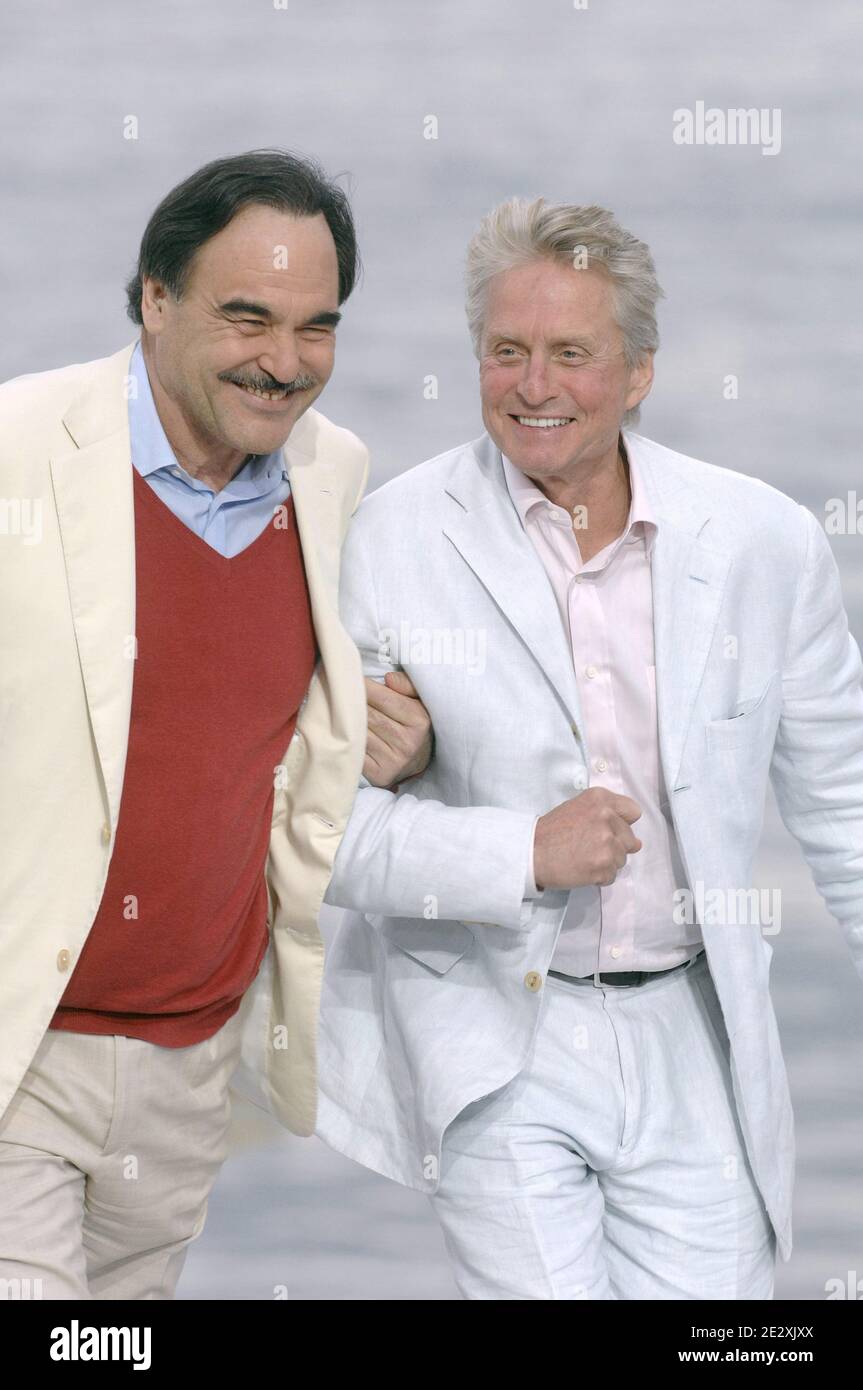 Oliver Stone und Michael Douglas während der Ausstrahlung der Fernsehsendung "Le Grand Journal" auf Canal Plus am Strand von Martinez während der 63. Filmfestspiele von Cannes in Cannes, Frankreich am 15. Mai 2010. Foto von Giancarlo Gorassini/ABACAPRESS.COM Stockfoto