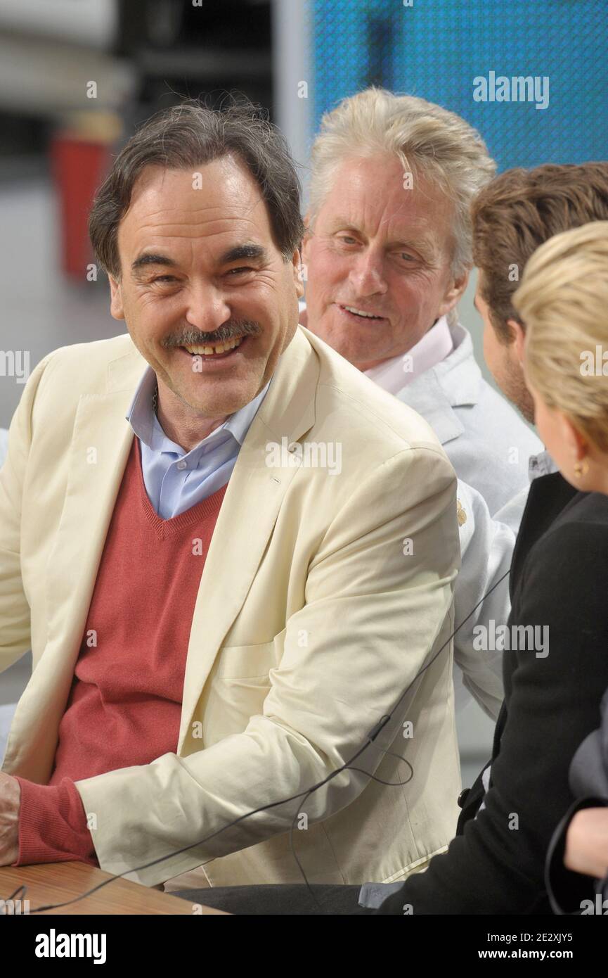 Oliver Stone und Michael Douglas während der Ausstrahlung der Fernsehsendung "Le Grand Journal" auf Canal Plus am Strand von Martinez während der 63. Filmfestspiele von Cannes in Cannes, Frankreich am 15. Mai 2010. Foto von Giancarlo Gorassini/ABACAPRESS.COM Stockfoto