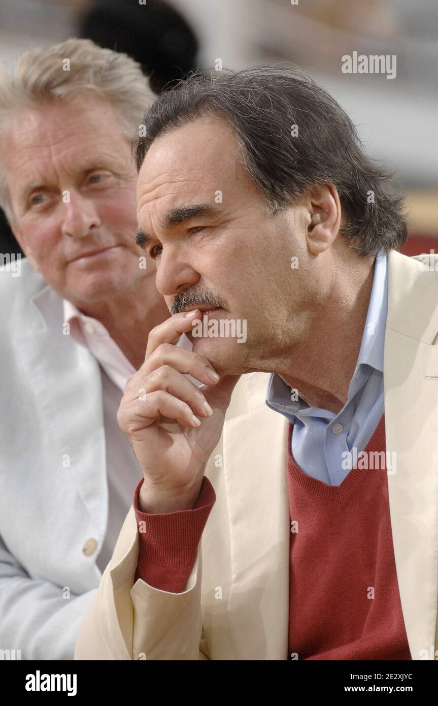 Oliver Stone und Michael Douglas während der Ausstrahlung der Fernsehsendung "Le Grand Journal" auf Canal Plus am Strand von Martinez während der 63. Filmfestspiele von Cannes in Cannes, Frankreich am 15. Mai 2010. Foto von Giancarlo Gorassini/ABACAPRESS.COM Stockfoto