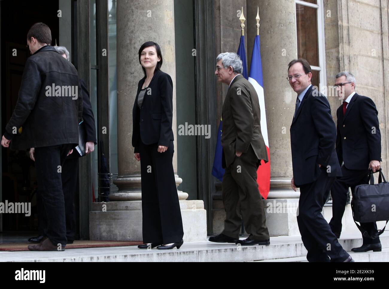 Diplomatischer Berater Jean-David LeWitt empfängt den französischen Akademiker Clotilde Reiss flankiert französischen Botschafter im Iran Bernard Poletti und ihren Vater Remi Reiss nach ihrer Rückkehr aus Teheran am 16. Mai 2010 im Elysée-Palast in Paris. Reiss, der seit dem vergangenen Juli verhaftet und im Iran festgehalten worden war, verließ Teheran am frühen Sonntag nach Paris eine Woche, nachdem Frankreich einen Aufruf der USA zur Auslieferung Majid Kakavans abgelehnt hatte und ihm erlaubte, nach Hause zurückzukehren. Foto von Stephane Lemouton/ABACAPRESS.COM Stockfoto