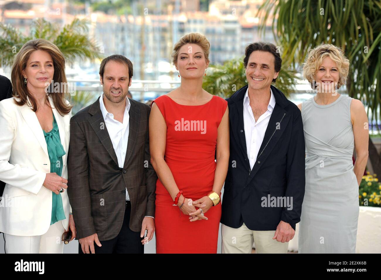 Diane Weyermann, Valerie Plame Wilson, Königin Noor von Jordanien, Regisseurin Lucy Walker, Meg Ryan beim "Countdown to Zero" Fotocall während der 63. Cannes Film Festival in Cannes, Frankreich am 16. Mai 2010. Foto von Hahn-Nebinger-Orban/ABACAPRESS.COM Stockfoto