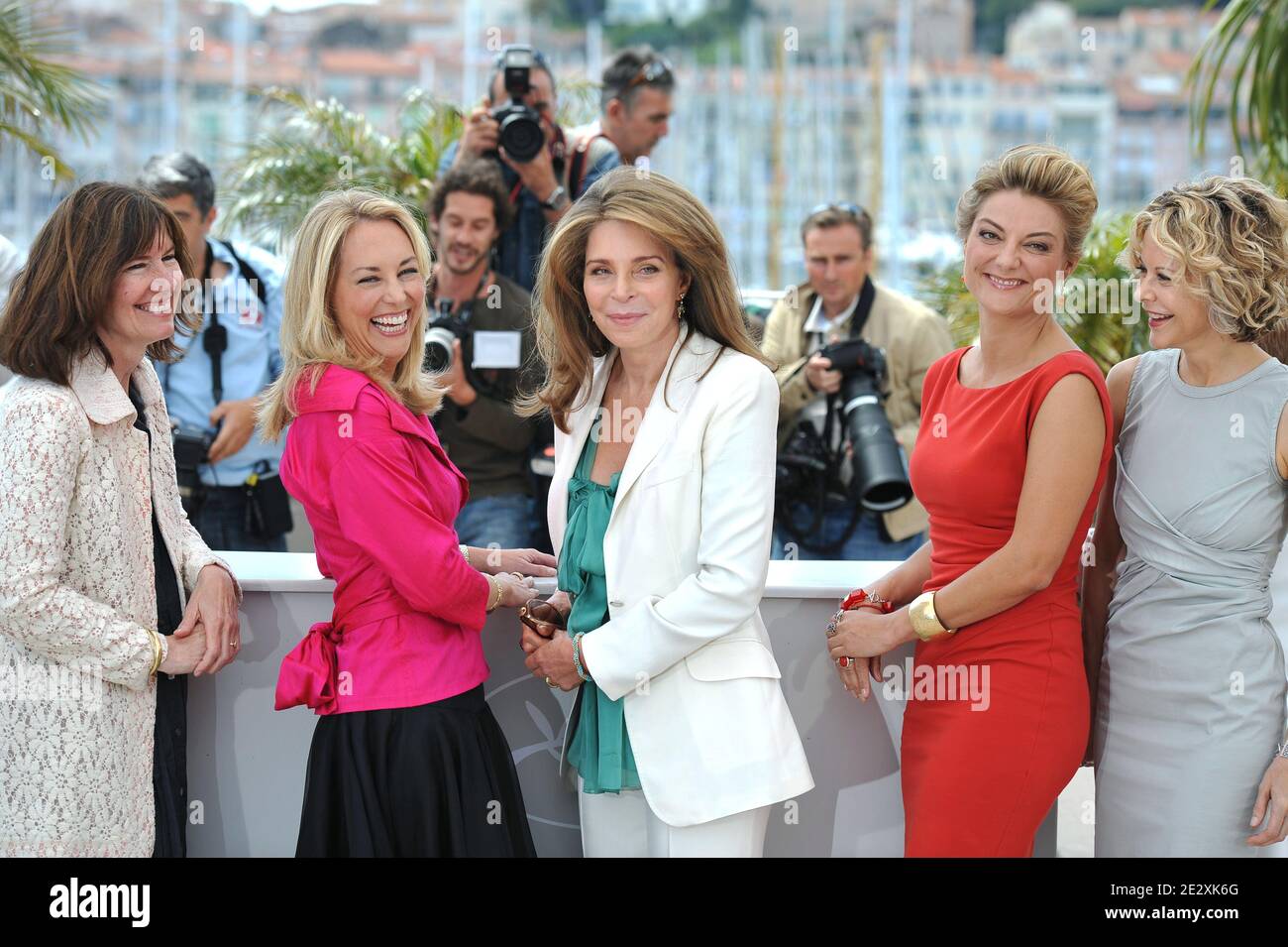 Diane Weyermann, Valerie Plame Wilson, Queen Noor, Lucy Walker, Meg Ryan beim "Countdown to Zero" Fotocall während der 63. Cannes Filmfestspiele in Cannes, Frankreich am 16. Mai 2010. Foto von Hahn-Nebinger-Orban/ABACAPRESS.COM Stockfoto