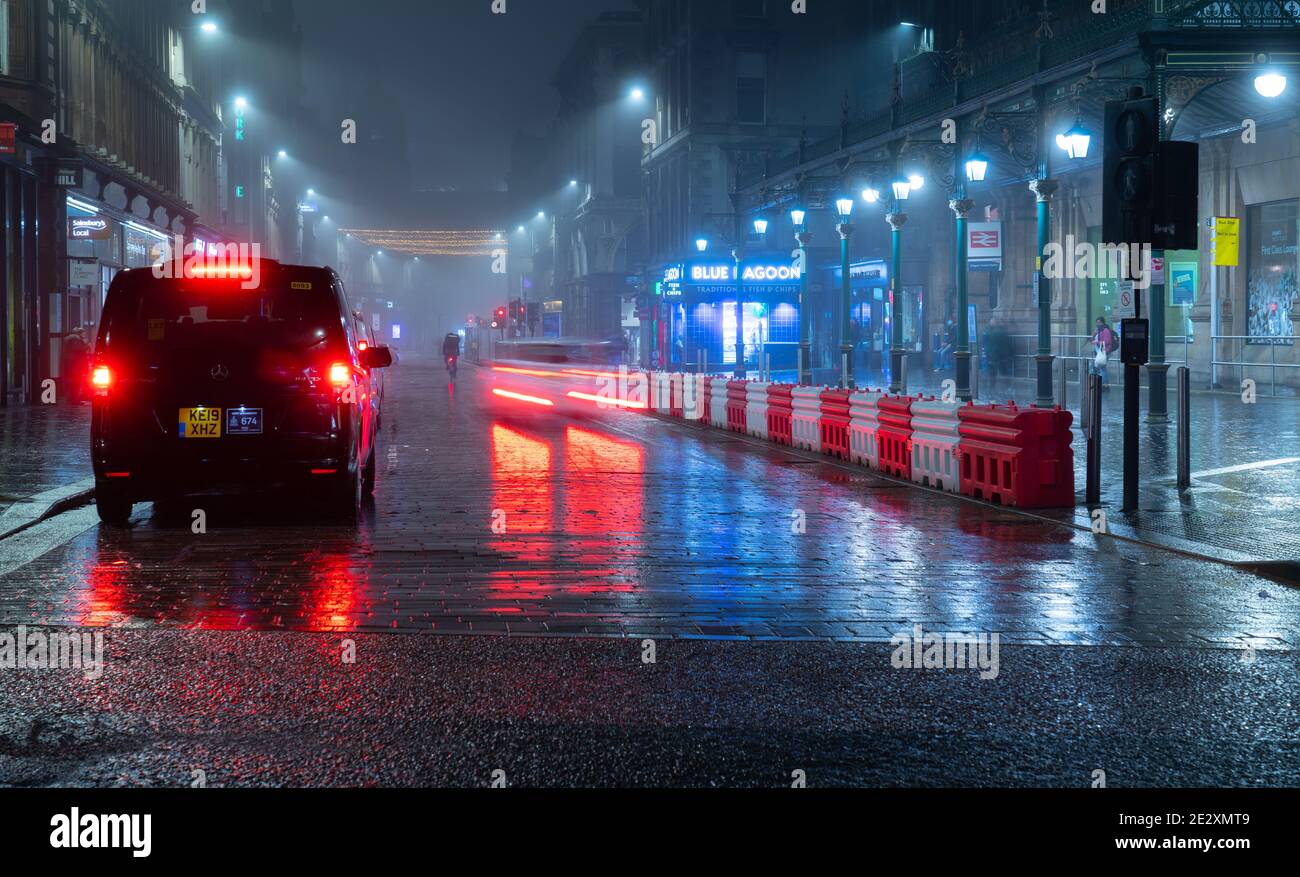 Hauptbahnhof, Ausfahrt Gordon St, Glasgow. Aufgenommen Anfang Januar 2021 während der Covid Lockdown daher die reduzierte Aktivität. Stockfoto