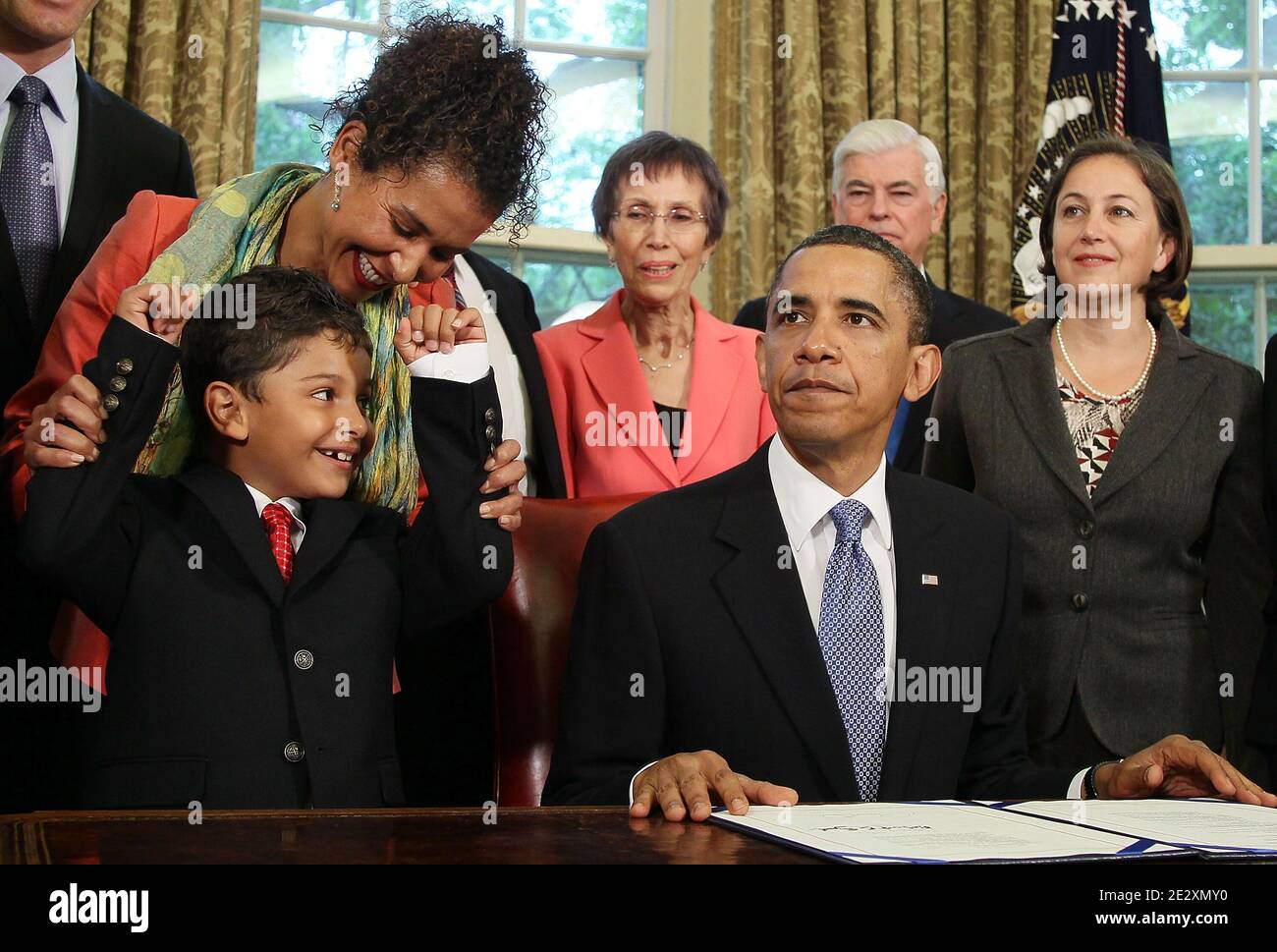 Mariane Pearl (L) und Sohn Adam Daniel Pearl (2.-L) reagieren, nachdem US-Präsident Barack Obama am 17. Mai 2010 in Washington, DC, USA, den Daniel Pearl Freedom of Press Act unterzeichnet hat. Der Akt, der zu Ehren von Daniel Pearl, dem Reporter des Wall Street Journal, benannt wurde, der 2002 von islamischen Extremisten in Pakistan entführt und getötet wurde, erweitert die Untersuchung der Pressefreiheit weltweit im jährlichen Menschenrechtsbericht des Außenministeriums. Foto von Mark Wilson/ABACAPRESS.COM Stockfoto