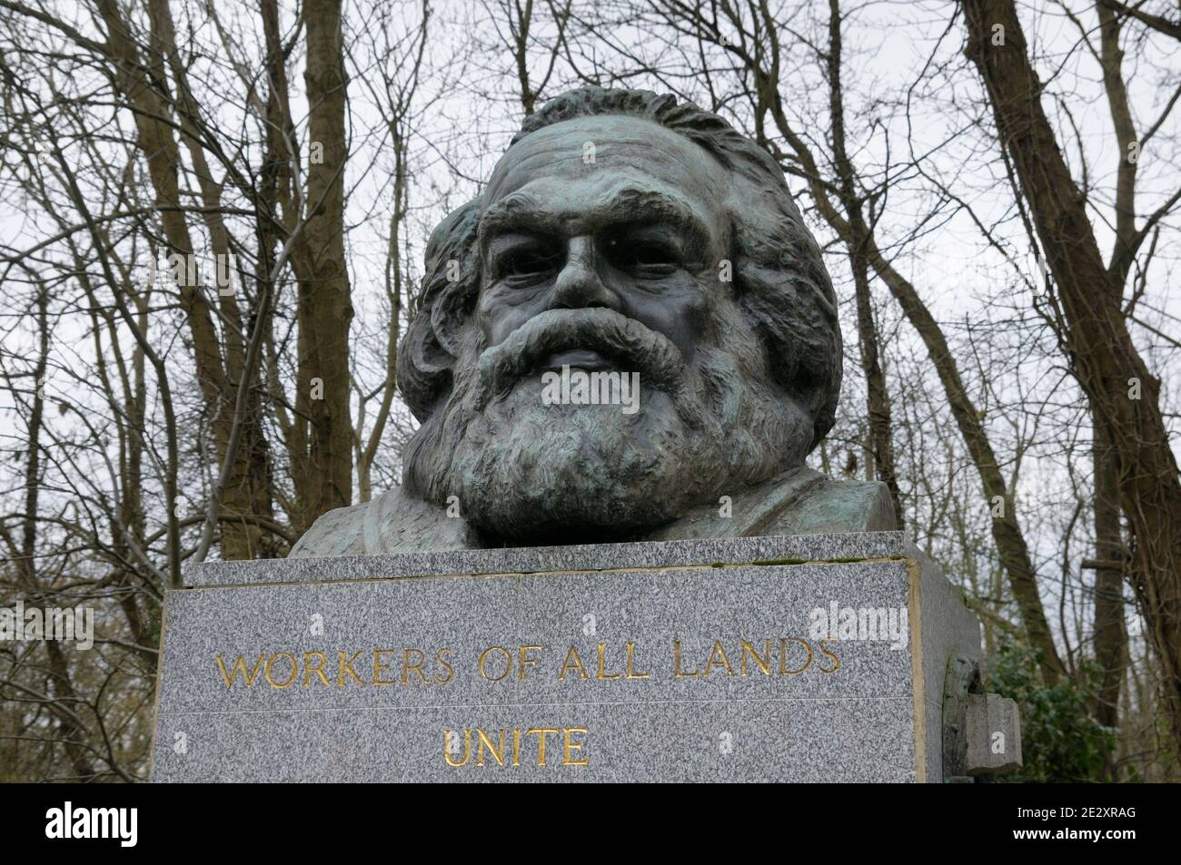 Bronzebüste über dem Grab und Grab des berühmten Philosophen und Revolutionärs Karl Marx aus dem 19. Jahrhundert, Highgate Cemetery, London, England, Großbritannien Stockfoto