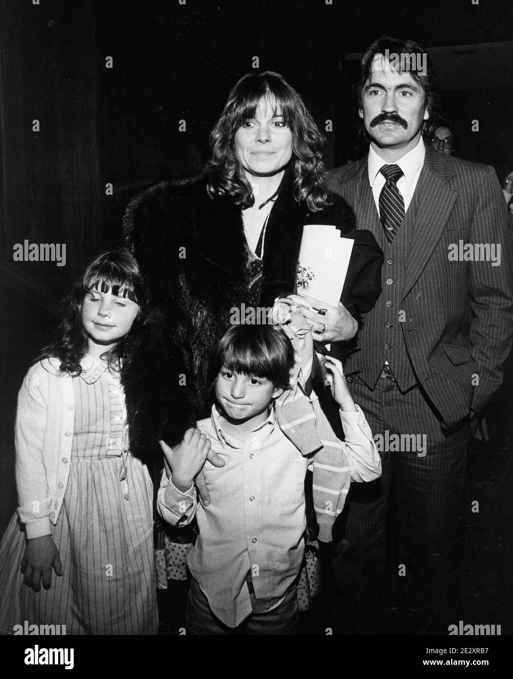 Susan St James mit ihren Kindern Harmony Lucas und Sunshine Lucas und Verlobter Bruce Lewis bei der Hollywood-Premiere des neuen Films 'Caveman' im Samuel Goldwyn Theater 1981 Credit: Ralph Dominguez/MediaPunch Stockfoto