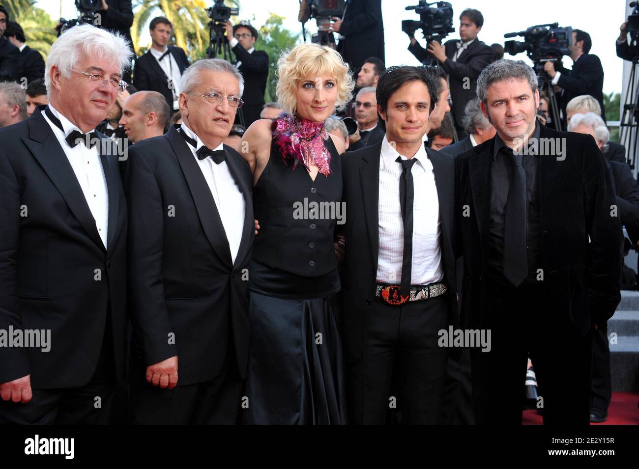 Gael Garcia Bernal kommt zur Vorführung von "die drei", die außer Konkurrenz präsentiert wird, und schließt am 2. Mai 2010 das 63. Filmfestival von Cannes in Cannes, Frankreich. Foto von Hahn-Nebinger-Orban/ABACAPRESS.COM Stockfoto