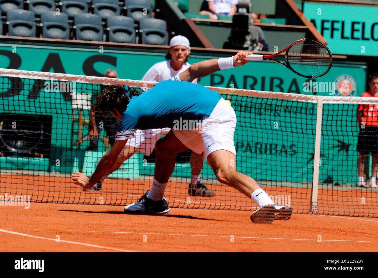 Der Schweizer Roger Federer besiegt 6-4, 6-1, 6-2, der Australier Peter Luczak in ihrer ersten Runde, Tag 2, der French Open Tennis im Roland Garros Stadion in Paris, Frankreich am 24. Mai 2010. Foto von Henri Szwarc/ABACAPRESS.COM Stockfoto