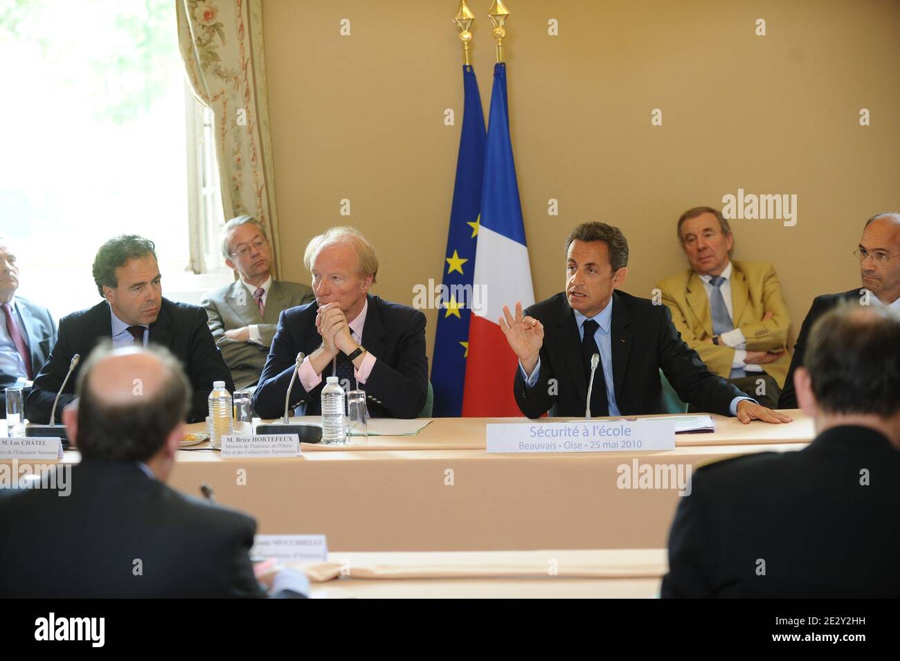 Luc Chatel, Ministre de l'Education, Brice Hortefeux, Ministre de l'Interieur et Nicolas Sarkozy, President de la Republique assistent a une table ronde sur la securite et l'absenteisme a l'ecole, a la prefecture de l'Oise, Beauvais, France, le 25 Mai 2010. Foto von Mousse/ABACAPRESS.COM Stockfoto