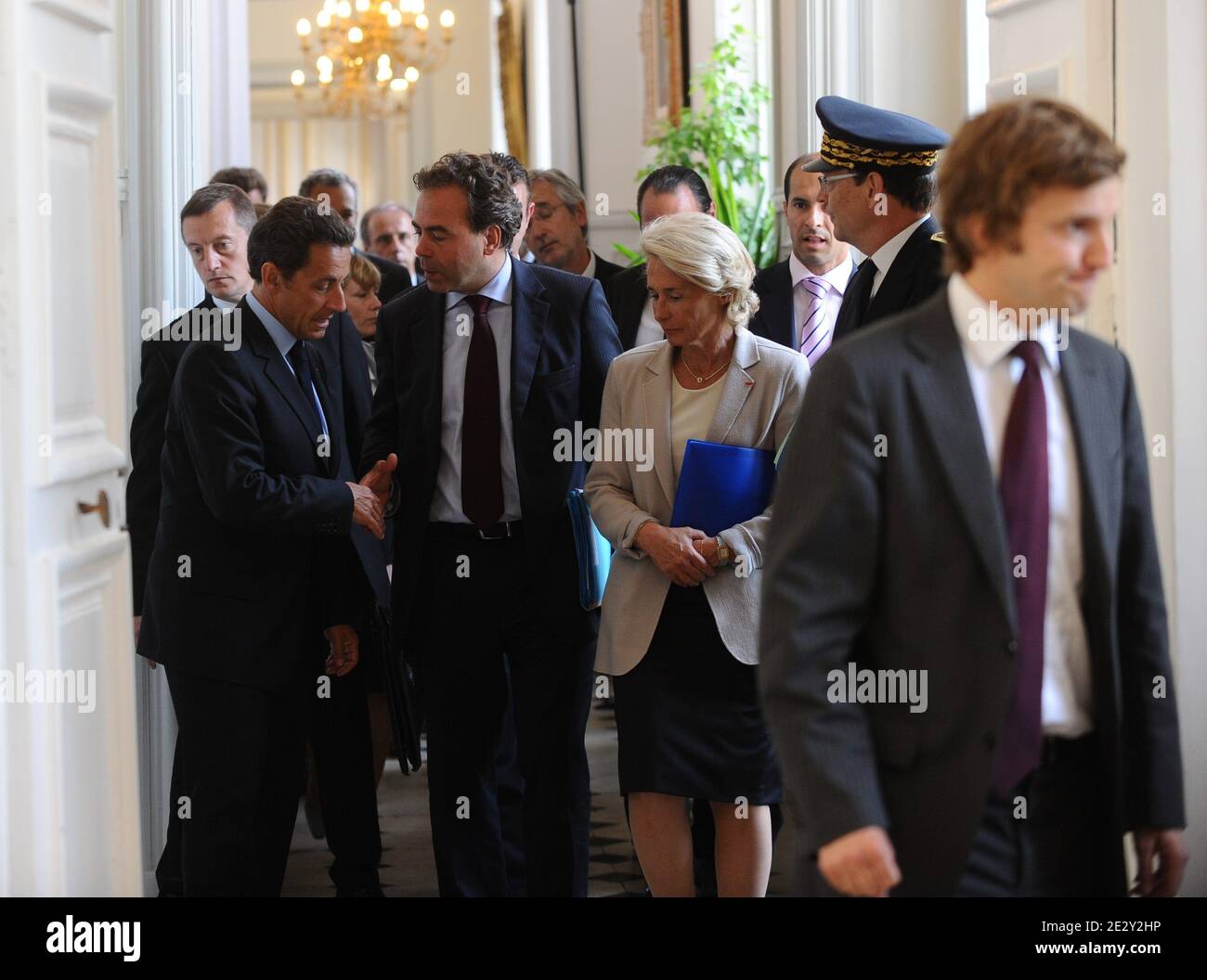 Luc Chatel, Ministre de l'Education, Brice Hortefeux, Ministre de l'Interieur et Nicolas Sarkozy, President de la Republique assistent a une table ronde sur la securite et l'absenteisme a l'ecole, a la prefecture de l'Oise, Beauvais, France, le 25 Mai 2010. Foto von Mousse/ABACAPRESS.COM Stockfoto