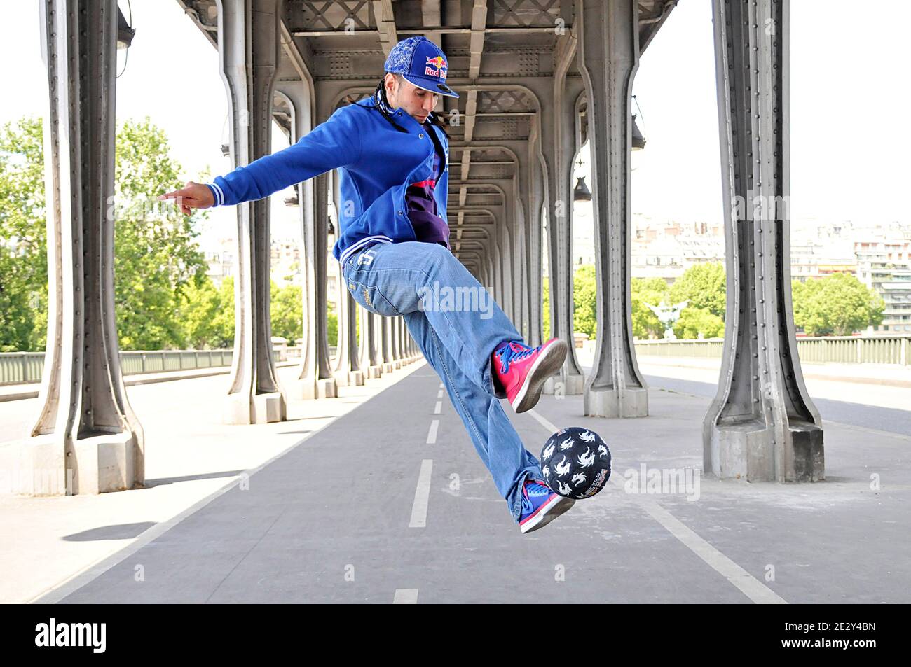 Der französische Sean ist am 18. November 2009 beim Red Bull Street Style in Sao Paulo, Brasilien, der neue Freestyle-Fußballmeister. Diese Fotos wurden am 28. Mai 2010 in Paris, Frankreich, aufgenommen. Foto von Thierry Plessis/ABACAPRESS.COM Stockfoto