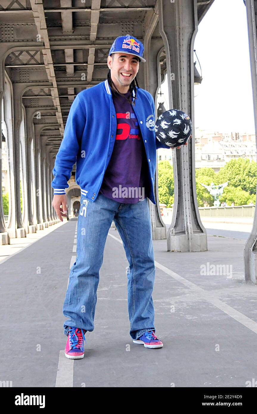 Der französische Sean ist am 18. November 2009 beim Red Bull Street Style in Sao Paulo, Brasilien, der neue Freestyle-Fußballmeister. Diese Fotos wurden am 28. Mai 2010 in Paris, Frankreich, aufgenommen. Foto von Thierry Plessis/ABACAPRESS.COM Stockfoto