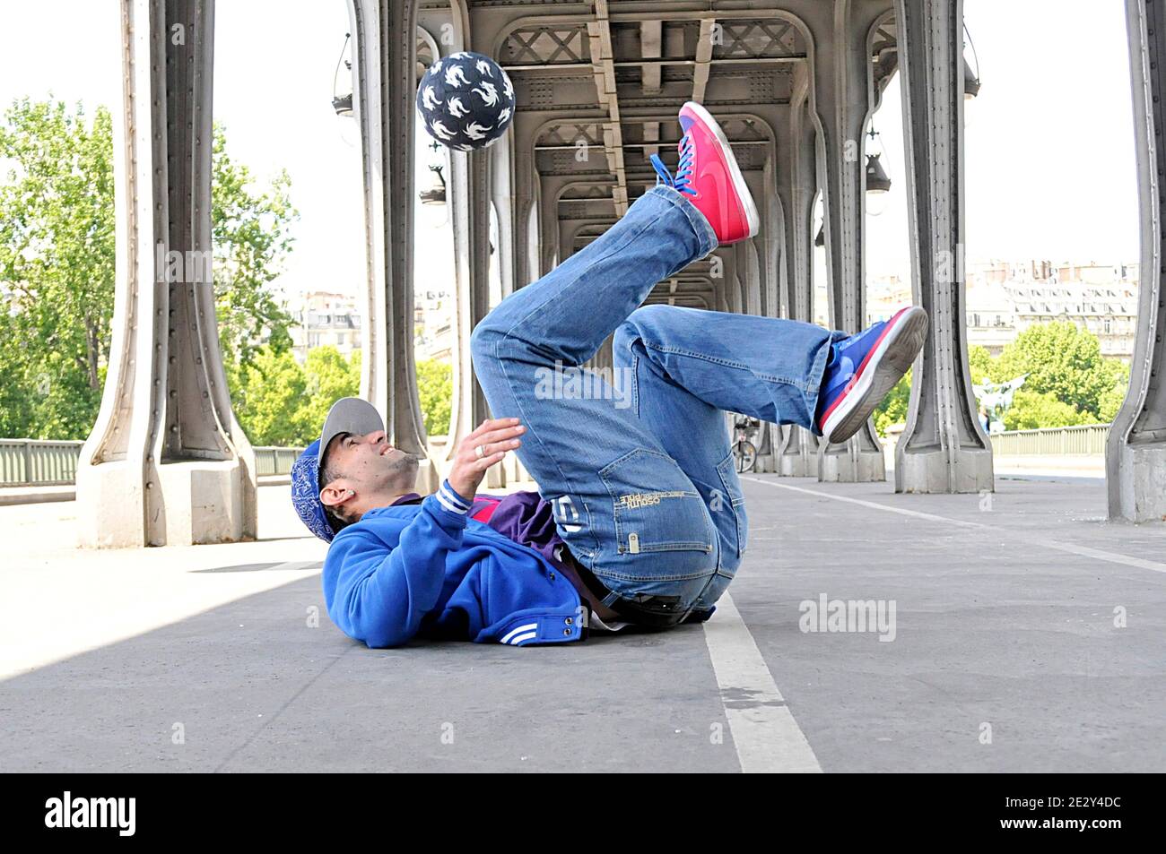 Der französische Sean ist am 18. November 2009 beim Red Bull Street Style in Sao Paulo, Brasilien, der neue Freestyle-Fußballmeister. Diese Fotos wurden am 28. Mai 2010 in Paris, Frankreich, aufgenommen. Foto von Thierry Plessis/ABACAPRESS.COM Stockfoto