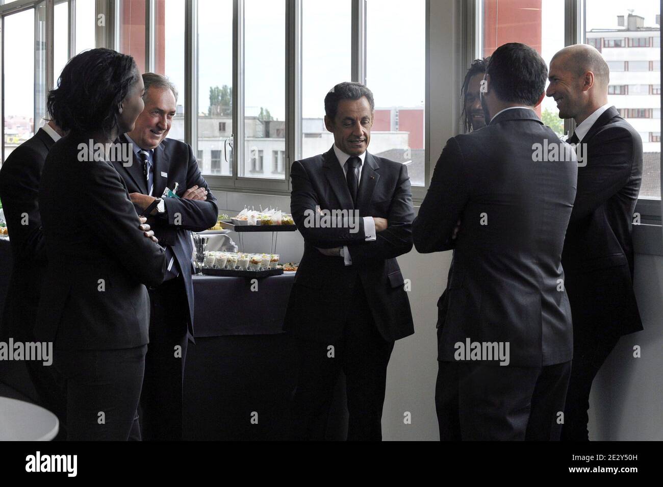 Der französische Präsident Nicolas Sarkozy spricht am 28. Mai 2010 mit den französischen Fußballspielern Zinedine Zidane, Youri Djorkaeff, Christian Karembeu, dem französischen Jugendminister Rama Yade und Gerard Houllier im UEFA-Hauptquartier in Genf, Schweiz. Frankreich, die Türkei und Italien bieten sich an, das Turnier mit UEFA-Set zu veranstalten, um das siegreiche Land zu enthüllen. Nach den letzten Präsentationen wurde Frankreich als Gastgeber des Euro 2016 Fußballturniers benannt. Foto von Elodie Gregoire/ABACAPRESS.COM Stockfoto