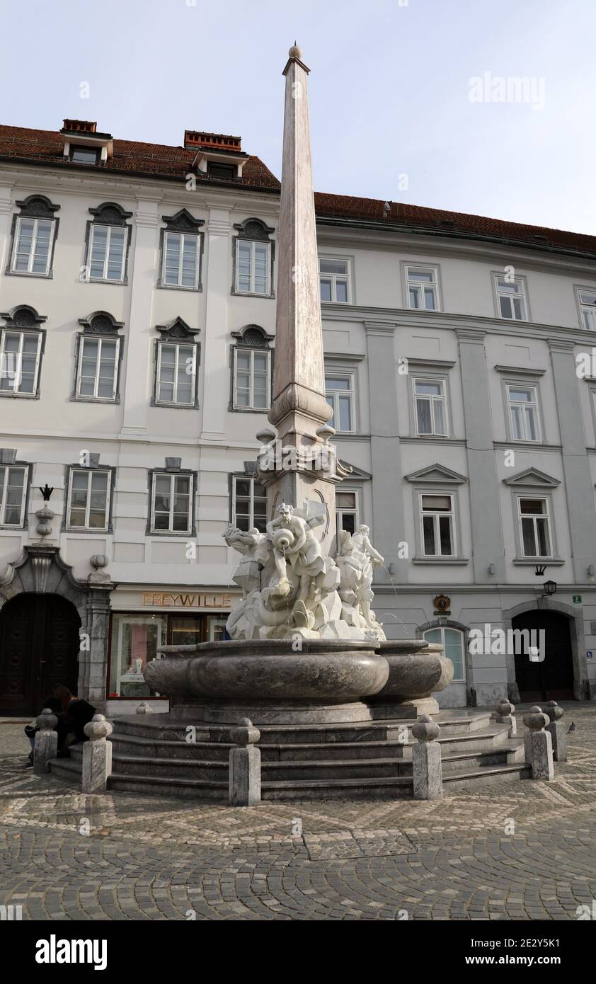 Brunnen der drei Krainenflüsse in der Altstadt von Ljubljana Stockfoto