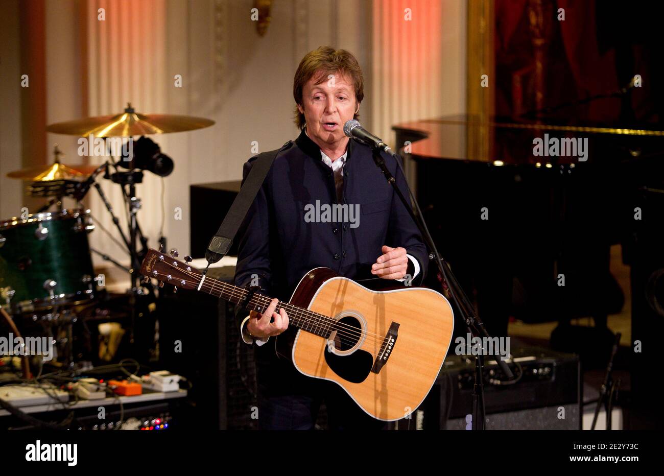 Der ehemalige Beatle Paul McCartney spielt "Michelle" am 02. Juni 2010 im East Room des Weißen Hauses in Washington DC, USA. US-Präsident Barack Obama überreichte McCartney den Gershwin-Preis für Popular Song, der von der Library of Congress verliehen wurde. Foto von Andrew Harrer/ABACAPRESS.COM (im Bild: Paul McCartney) Stockfoto