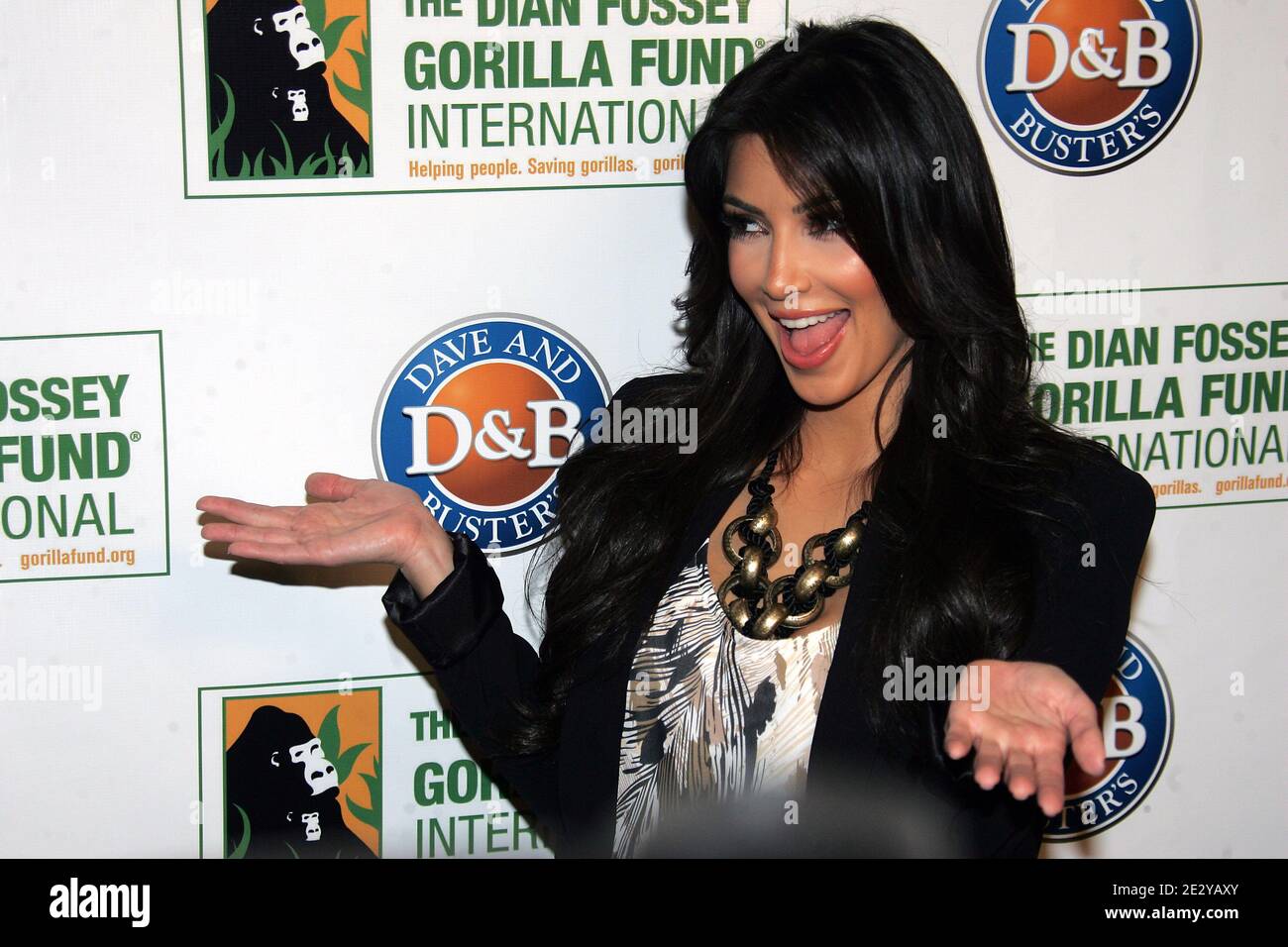 Kim Kardashian nimmt am Celebrity Skee Ball Tournament Teil, um dem Dian Fossey Gorilla Fund International bei Dave & Busters am Times Square, New York, NY, am 9. Juni 2010 zu nutzen. Foto von Charles Guerin/ABACAPRESS.COM Stockfoto