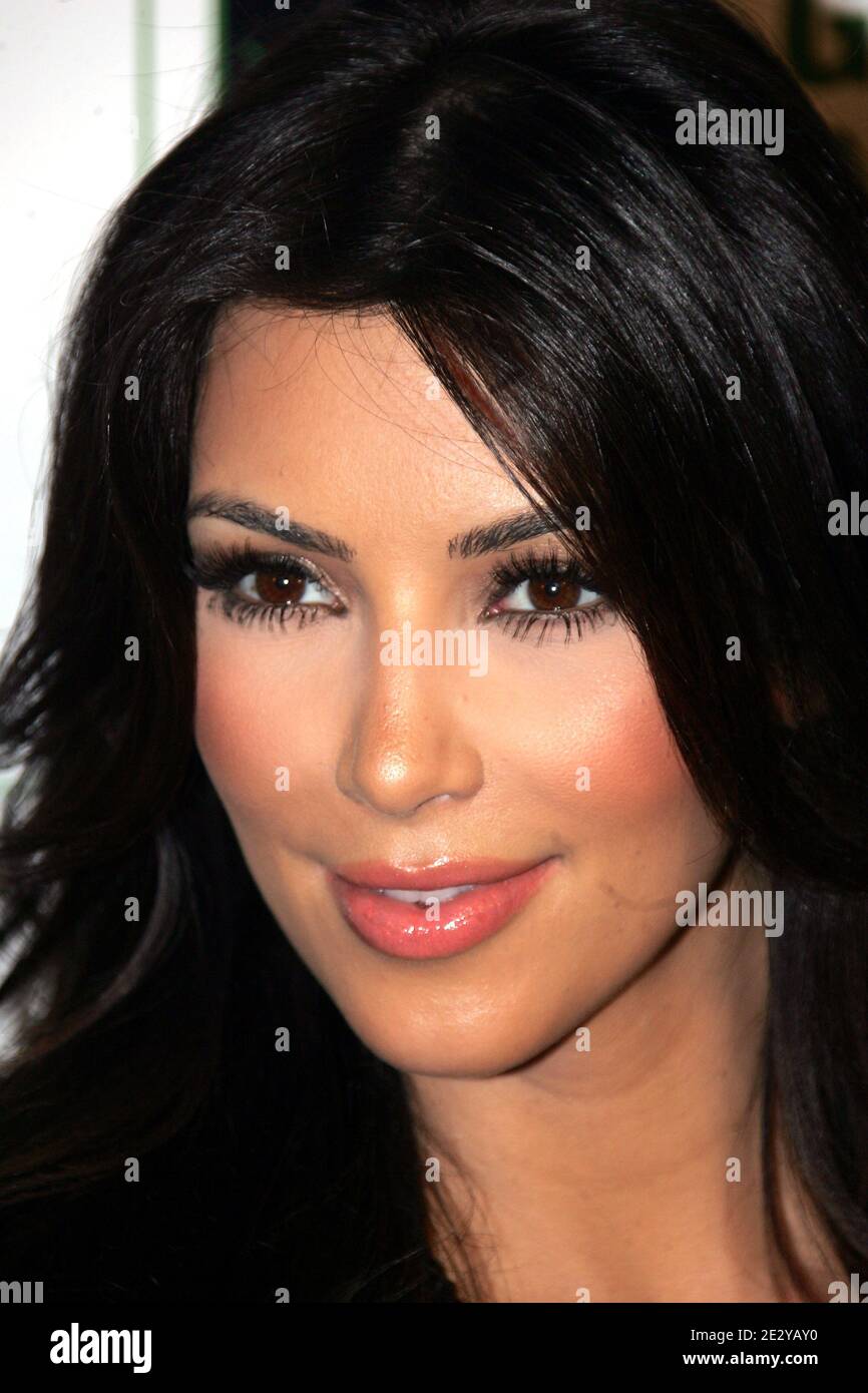 Kim Kardashian nimmt am Celebrity Skee Ball Tournament Teil, um dem Dian Fossey Gorilla Fund International bei Dave & Busters am Times Square, New York, NY, am 9. Juni 2010 zu nutzen. Foto von Charles Guerin/ABACAPRESS.COM Stockfoto
