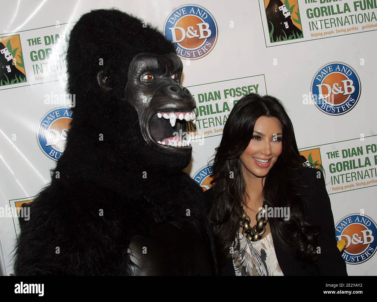 Kim Kardashian nimmt am Celebrity Skee Ball Tournament Teil, um dem Dian Fossey Gorilla Fund International bei Dave & Busters am Times Square, New York, NY, am 9. Juni 2010 zu nutzen. Foto von Charles Guerin/ABACAPRESS.COM Stockfoto