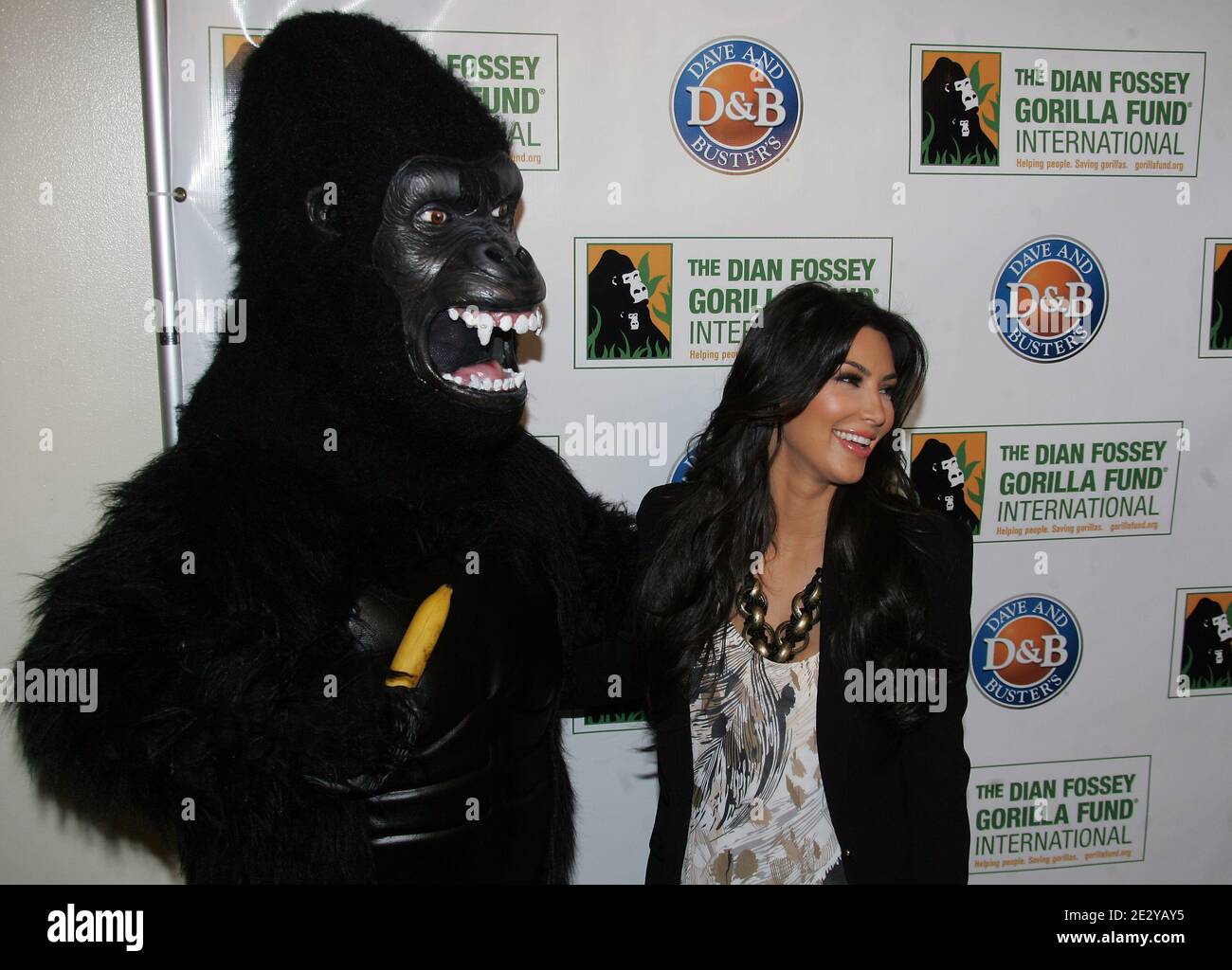 Kim Kardashian nimmt am Celebrity Skee Ball Tournament Teil, um dem Dian Fossey Gorilla Fund International bei Dave & Busters am Times Square, New York, NY, am 9. Juni 2010 zu nutzen. Foto von Charles Guerin/ABACAPRESS.COM Stockfoto