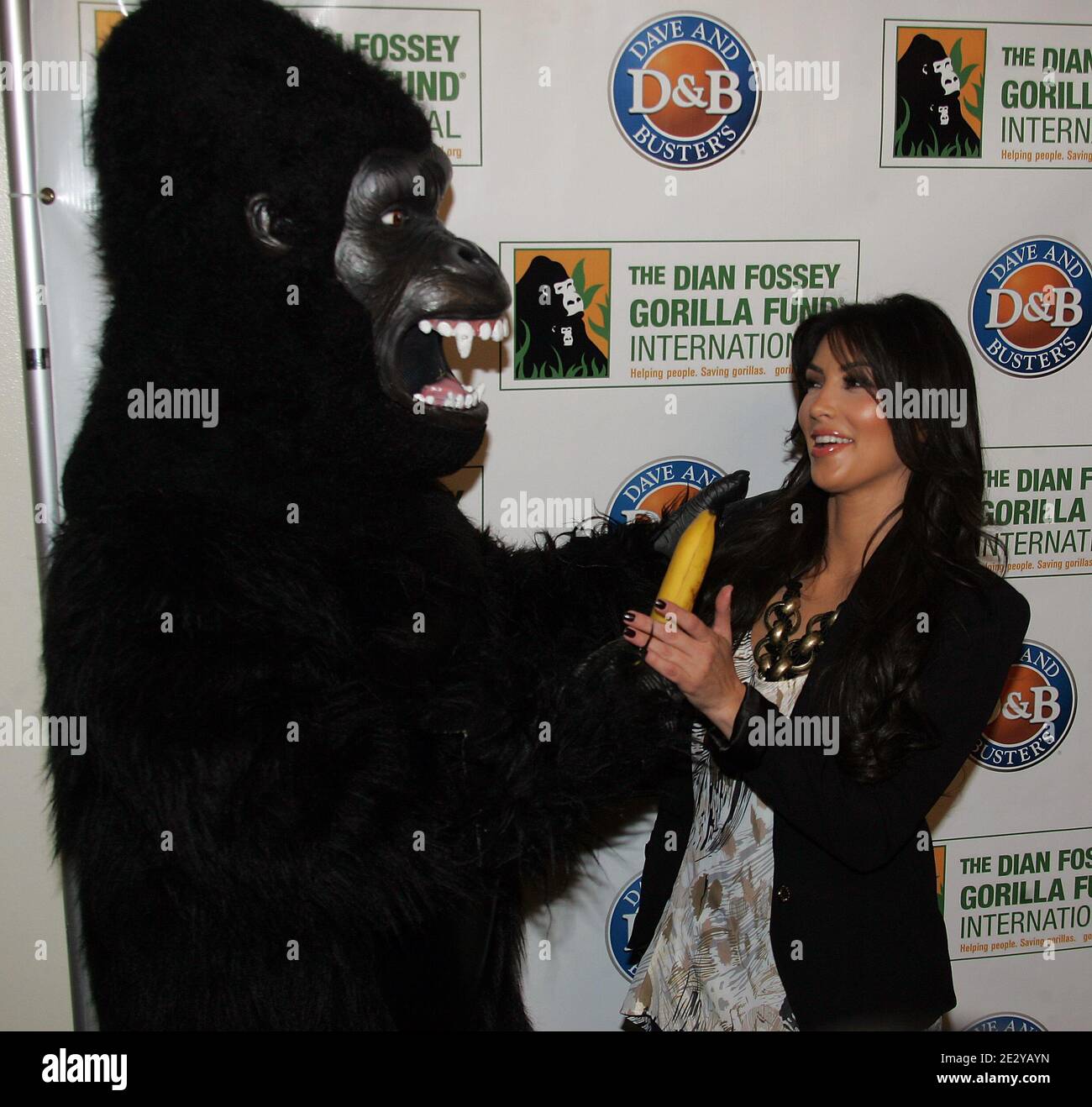 Kim Kardashian nimmt am Celebrity Skee Ball Tournament Teil, um dem Dian Fossey Gorilla Fund International bei Dave & Busters am Times Square, New York, NY, am 9. Juni 2010 zu nutzen. Foto von Charles Guerin/ABACAPRESS.COM Stockfoto