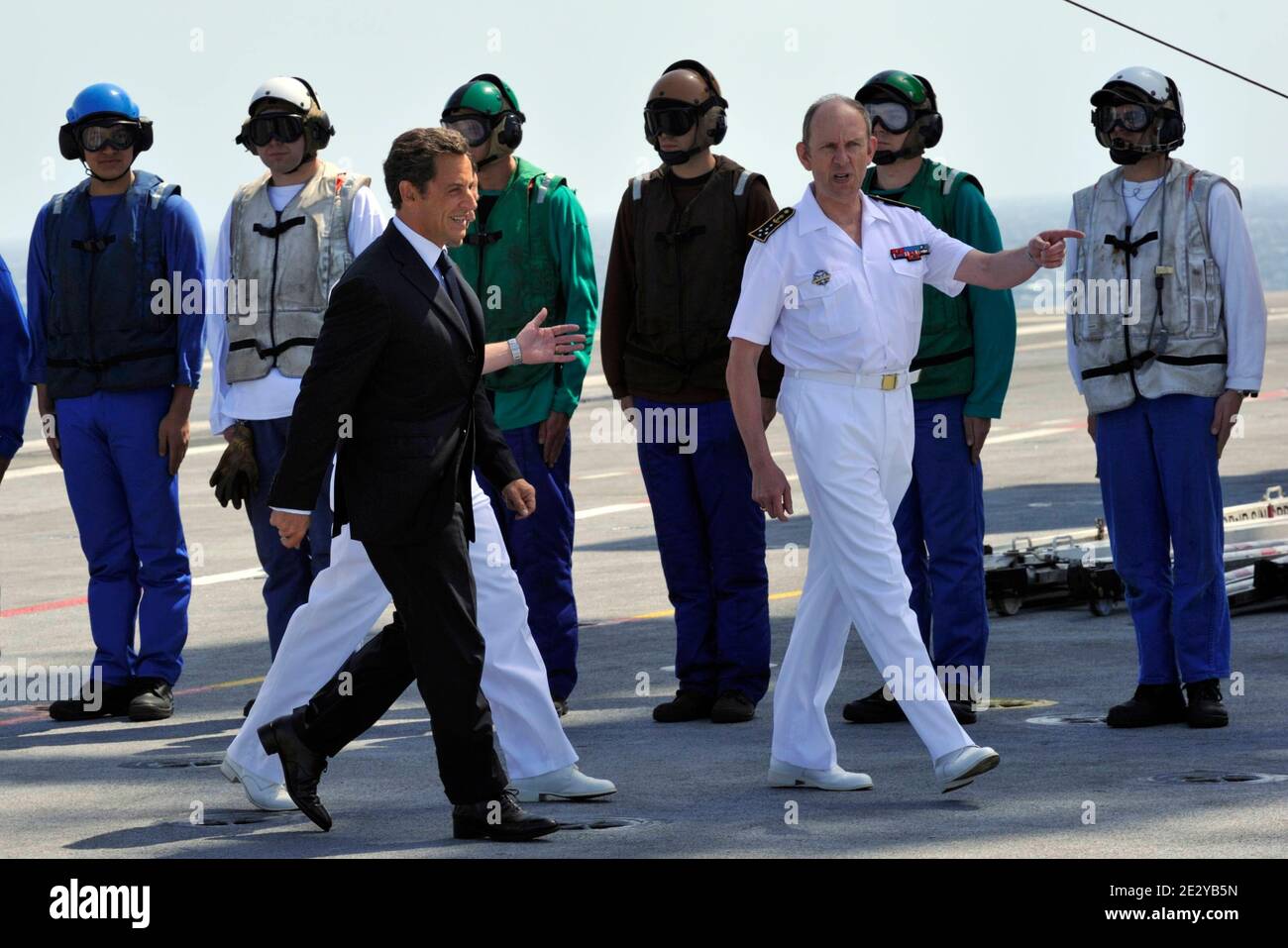 Der französische Präsident Nicolas Sarkozy (L) und der Stabschef der Marine Admiral Pierre Francois Forissier überprüfen die Truppen während eines Besuchs auf dem Flugzeugträger Charles-de-Gaulle vor der französischen Mittelmeerküste bei Hyeres, Frankreich, am 10. Juni 2010. Foto von Philippe Wojazer/Pool/ABACAPRESS.COM Stockfoto