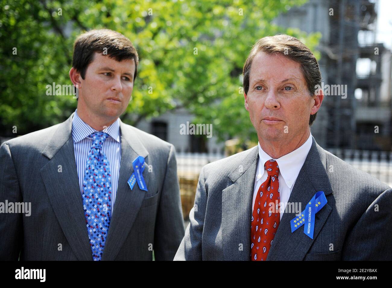 Chris Jones (links) und Keith Jones (R) Bruder und Vater von Gordon Jones stehen vor dem Westflügel des Weißen Hauses in Washington, DC, USA, 10. Juni 2010. Familienangehörige der auf der Ölplattform Deepwater Horizon Getöteten nahmen an einem ersten Treffen mit Präsident Barack Obama Teil. Foto von Olivier Douliery/ABACAPRESS.COM Stockfoto