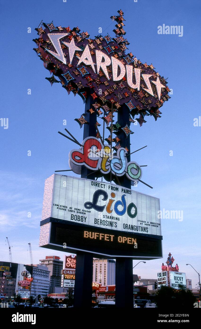 Neonschild für das Stardust Hotel in Las Vegas, Nevada in der Abenddämmerung. Stockfoto Neonschild für das Stardust Hotel in Las Vegas, Nevada in der Abenddämmerung. Stockfoto