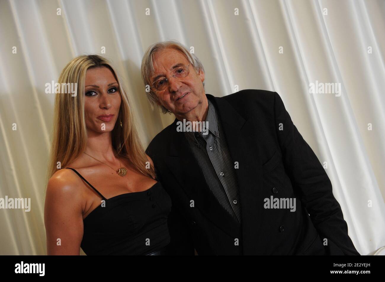 Die ehemalige französische Miss World-Kanonin Emmanuelle Chossat und der Sprecher einer Dissidenten Miss France Commity, Michel Le Parmentier, hielt am 15. Juni 2010 eine Pressekonferenz im Nachtclub "Elysee Palace" in Paris, Frankreich, um die bevorstehende Wahl der Miss Paris 2010 anzukündigen. Foto von Mousse/ABACAPRESS.COM Stockfoto