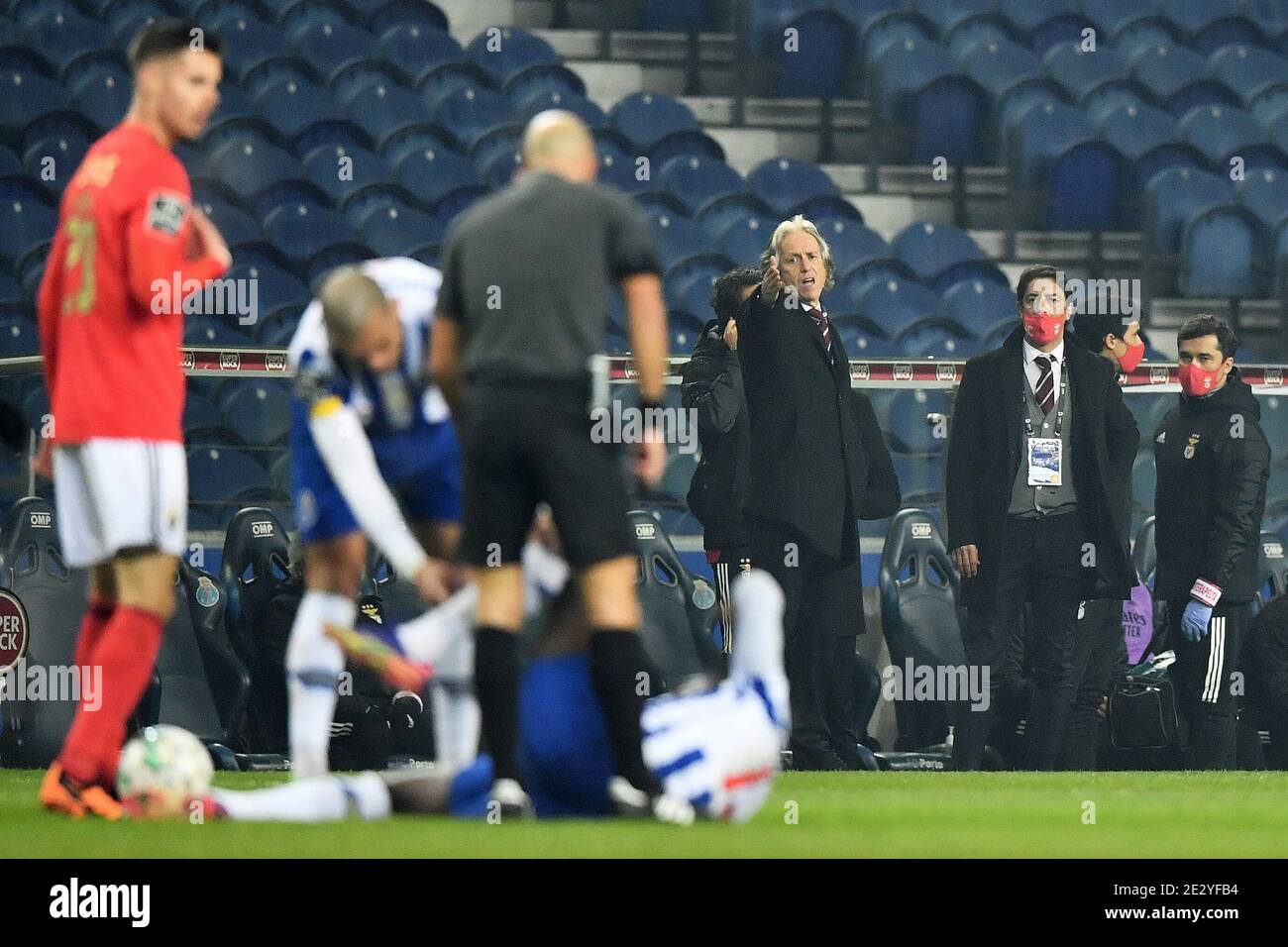 15. Januar 2021; Dragao Stadium, Porto, Portugal; Portugiesische Meisterschaft 2020/2021, FC Porto gegen Benfica; Benfica-Manager Jorge Jesus macht seine Stimme hörbar Stockfoto