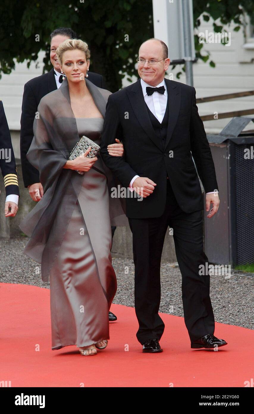 Prinz Albert II. Von Monaco und Charlene Wittstock, die am 18. Juni 2010 zu Ehren seiner Königlichen Königlichen Kronprinzessin Victoria und Herrn Daniel Westling in der Eric Ericson Halle in Stockholm, Schweden, zum Regierungsessen eintrafen. Foto von Mousse-Nebinger-Orban/ABACAPRESS.COM Stockfoto