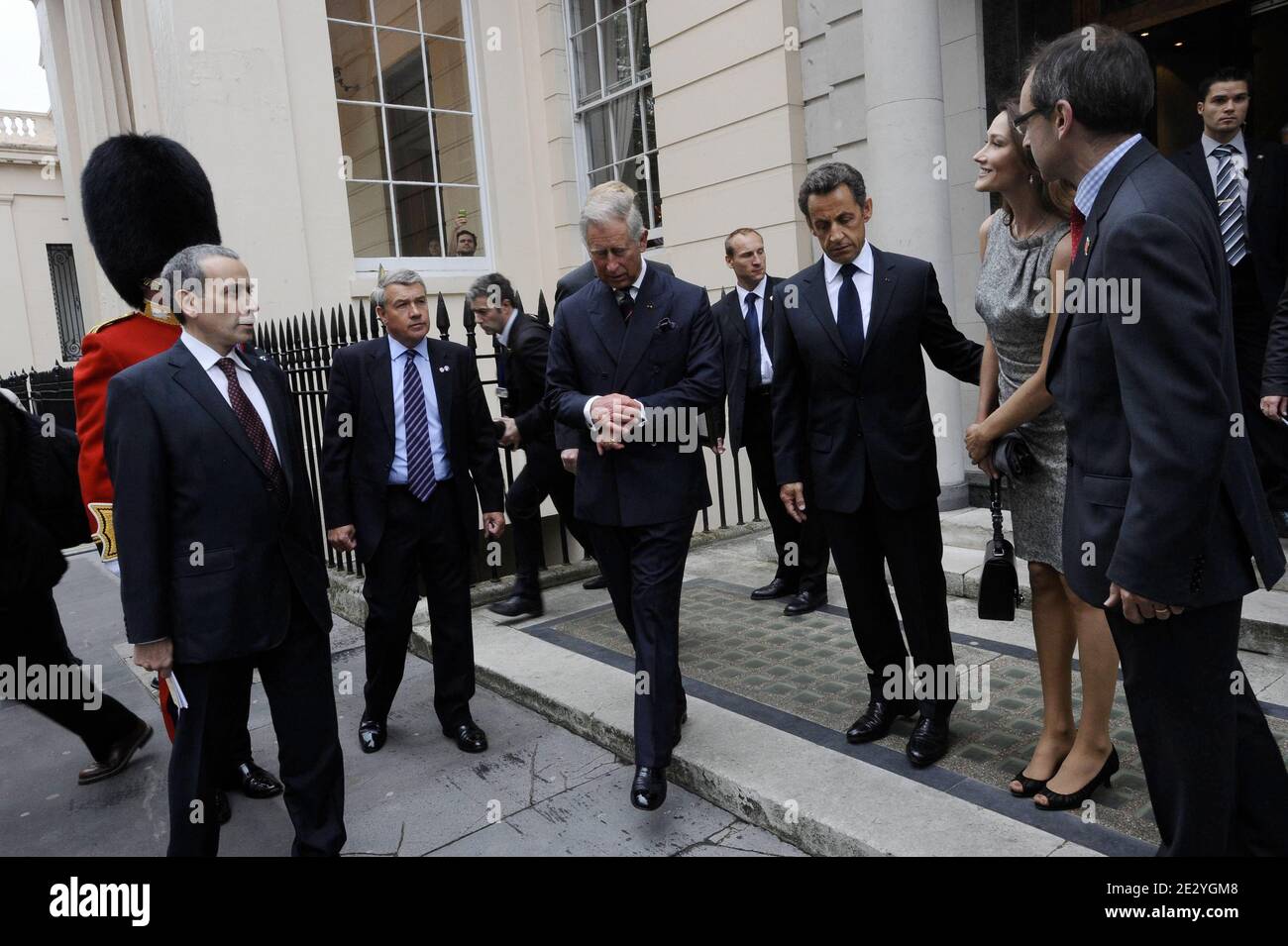 Prinz Charles, Prinz von Wales, begrüßt den französischen Präsidenten Nicolas Sarkozy und seine Frau Carla Bruni-Sarkozy am 18. Juni 2010 im Clarence House in London, Großbritannien. Nicolas Sarkozy und Veteranen des Zweiten Weltkriegs besuchten London, um den 70. Jahrestag von Charles de Gaulles mitreißenden Radioaufruf an seine Landsleute zu begehen, sich der Nazi-Besatzung zu widersetzen. Am 18. Juni 1940, vier Tage nach dem Fall von Paris, und als die französische Regierung bereit war, einen Waffenstillstand mit Deutschland zu unterzeichnen, gab der verbannte Militärführer einen leidenschaftlichen Appell über die BBC-Wellen an die Heimbewohnenden aus. Foto von Elodie Gregoire/ABACAPRESS.COM Stockfoto