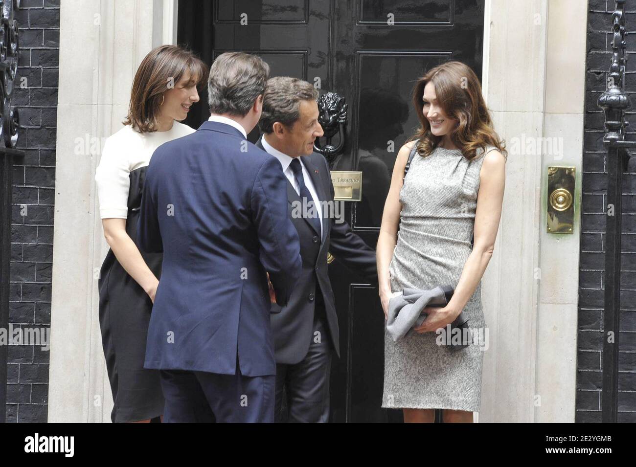 Der britische Premierminister David Cameron und seine Frau Samantha empfangen am 18. Juni 2010 den französischen Präsidenten Nicolas Sarkozy und seine Frau Carla Bruni-Sarkozy in der Downing Street 10 im Zentrum von London. Nicolas Sarkozy und Veteranen des Zweiten Weltkriegs besuchten London, um den 70. Jahrestag von Charles de Gaulles mitreißenden Radioaufruf an seine Landsleute zu begehen, sich der Nazi-Besatzung zu widersetzen. Am 18. Juni 1940, vier Tage nach dem Fall von Paris, und als die französische Regierung bereit war, einen Waffenstillstand mit Deutschland zu unterzeichnen, gab der verbannte Militärführer einen leidenschaftlichen Appell über die BBC-Wellen an die Heimbewohnenden aus. Pho Stockfoto