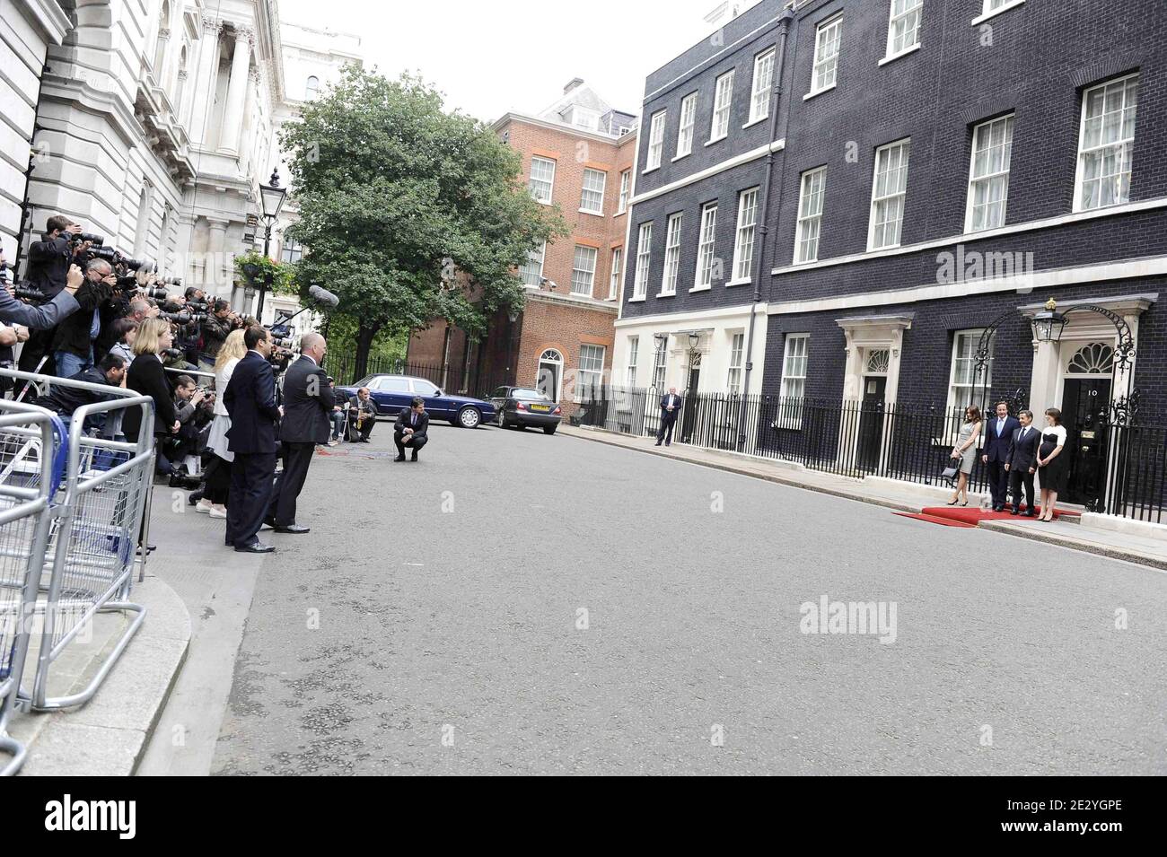 Der britische Premierminister David Cameron und seine Frau Samantha empfangen am 18. Juni 2010 den französischen Präsidenten Nicolas Sarkozy und seine Frau Carla Bruni-Sarkozy in der Downing Street 10 im Zentrum von London. Nicolas Sarkozy und Veteranen des Zweiten Weltkriegs besuchten London, um den 70. Jahrestag von Charles de Gaulles mitreißenden Radioaufruf an seine Landsleute zu begehen, sich der Nazi-Besatzung zu widersetzen. Am 18. Juni 1940, vier Tage nach dem Fall von Paris, und als die französische Regierung bereit war, einen Waffenstillstand mit Deutschland zu unterzeichnen, gab der verbannte Militärführer einen leidenschaftlichen Appell über die BBC-Wellen an die Heimbewohnenden aus. Pho Stockfoto