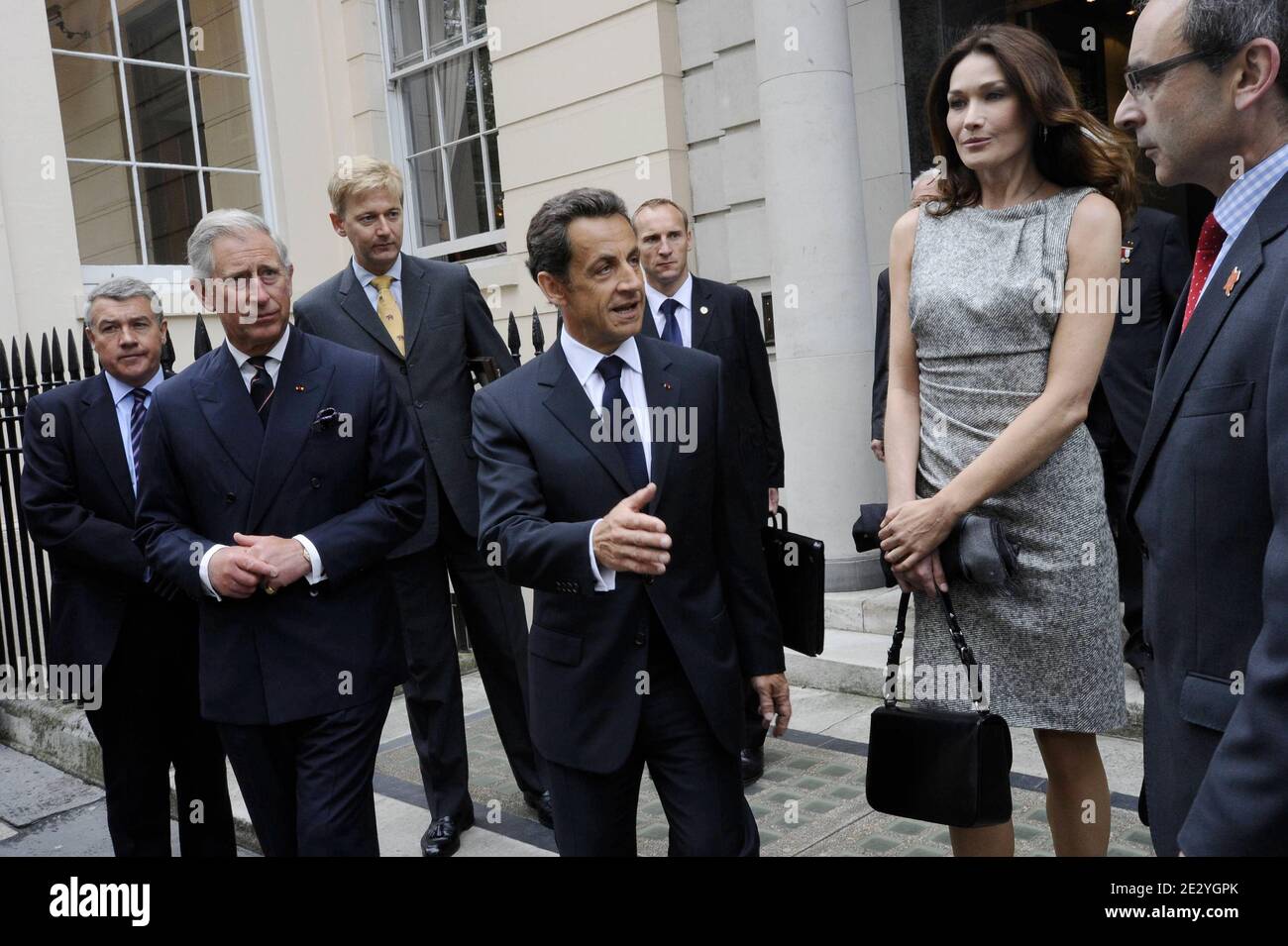 Prinz Charles, Prinz von Wales, begrüßt den französischen Präsidenten Nicolas Sarkozy und seine Frau Carla Bruni-Sarkozy am 18. Juni 2010 im Clarence House in London, Großbritannien. Nicolas Sarkozy und Veteranen des Zweiten Weltkriegs besuchten London, um den 70. Jahrestag von Charles de Gaulles mitreißenden Radioaufruf an seine Landsleute zu begehen, sich der Nazi-Besatzung zu widersetzen. Am 18. Juni 1940, vier Tage nach dem Fall von Paris, und als die französische Regierung bereit war, einen Waffenstillstand mit Deutschland zu unterzeichnen, gab der verbannte Militärführer einen leidenschaftlichen Appell über die BBC-Wellen an die Heimbewohnenden aus. Foto von Elodie Gregoire/ABACAPRESS.COM Stockfoto