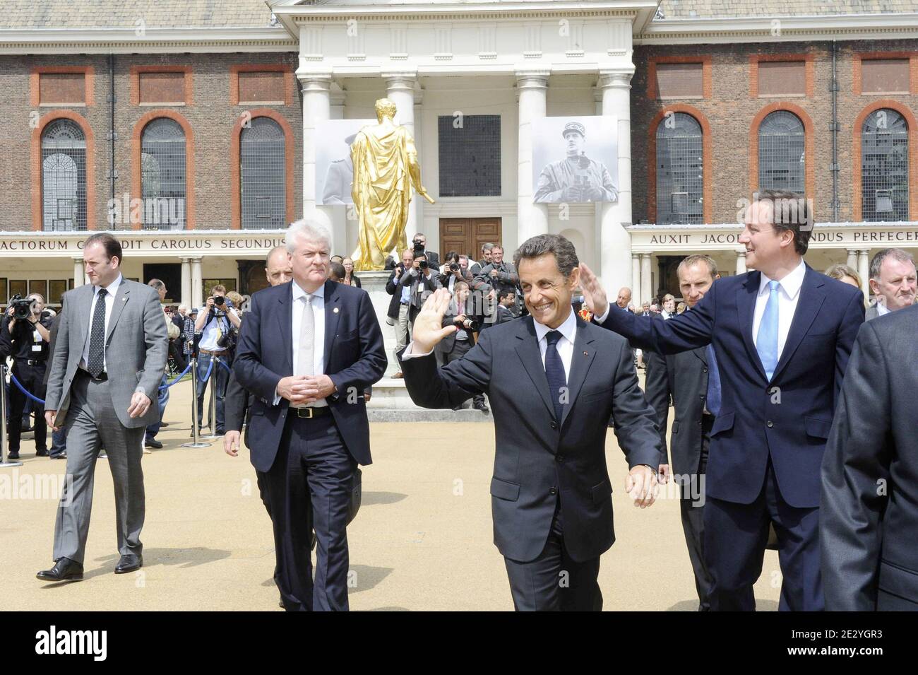 Der britische Premierminister David Cameron und der französische Präsident Nicolas Sarkozy sind bei einer Parade im Royal Chelsea Hospital in London am 18. Juni 2010 zu sehen. Nicolas Sarkozy und Veteranen des Zweiten Weltkriegs besuchten London, um den 70. Jahrestag von Charles de Gaulles mitreißenden Radioaufruf an seine Landsleute zu begehen, sich der Nazi-Besatzung zu widersetzen. Am 18. Juni 1940, vier Tage nach dem Fall von Paris, und als die französische Regierung bereit war, einen Waffenstillstand mit Deutschland zu unterzeichnen, gab der verbannte Militärführer einen leidenschaftlichen Appell über die BBC-Wellen an die Heimbewohnenden aus. Foto von Elodie Gregoire/ABACAPR Stockfoto