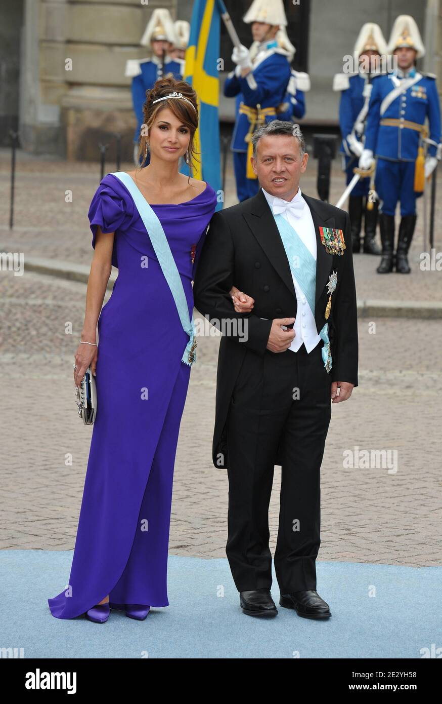 König Abdullah II. Bin Al Hussein von Jordanien und Königin Rania al Abdullah von Jordanien kommen zur Hochzeit von Kronprinzessin Victoria von Schweden und Daniel Westling in Stockholm, Schweden am 19. Juni 2010 in die Kathedrale von Storkyrkan. Foto von Mousse-Nebinger-Orban/ABACAPRESS.COM Stockfoto