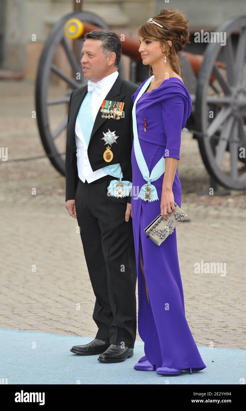 König Abdullah II. Bin Al Hussein von Jordanien und Königin Rania al Abdullah von Jordanien kommen in die Storkyrkan Kathedrale zur Hochzeit von Kronprinzessin Victoria von Schweden und Daniel Westling in Stockholm, Schweden am 19. Juni 2010. Foto von Mousse-Nebinger-Orban/ABACAPRESS.COM Stockfoto