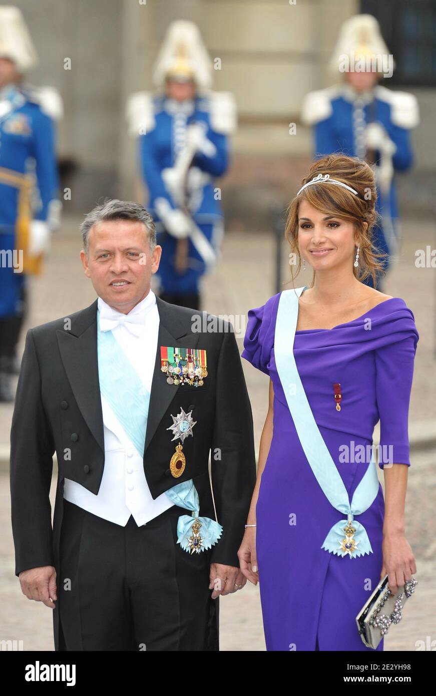 König Abdullah II. Bin Al Hussein von Jordanien und Königin Rania al Abdullah von Jordanien kommen in die Storkyrkan Kathedrale zur Hochzeit von Kronprinzessin Victoria von Schweden und Daniel Westling in Stockholm, Schweden am 19. Juni 2010. Foto von Mousse-Nebinger-Orban/ABACAPRESS.COM Stockfoto