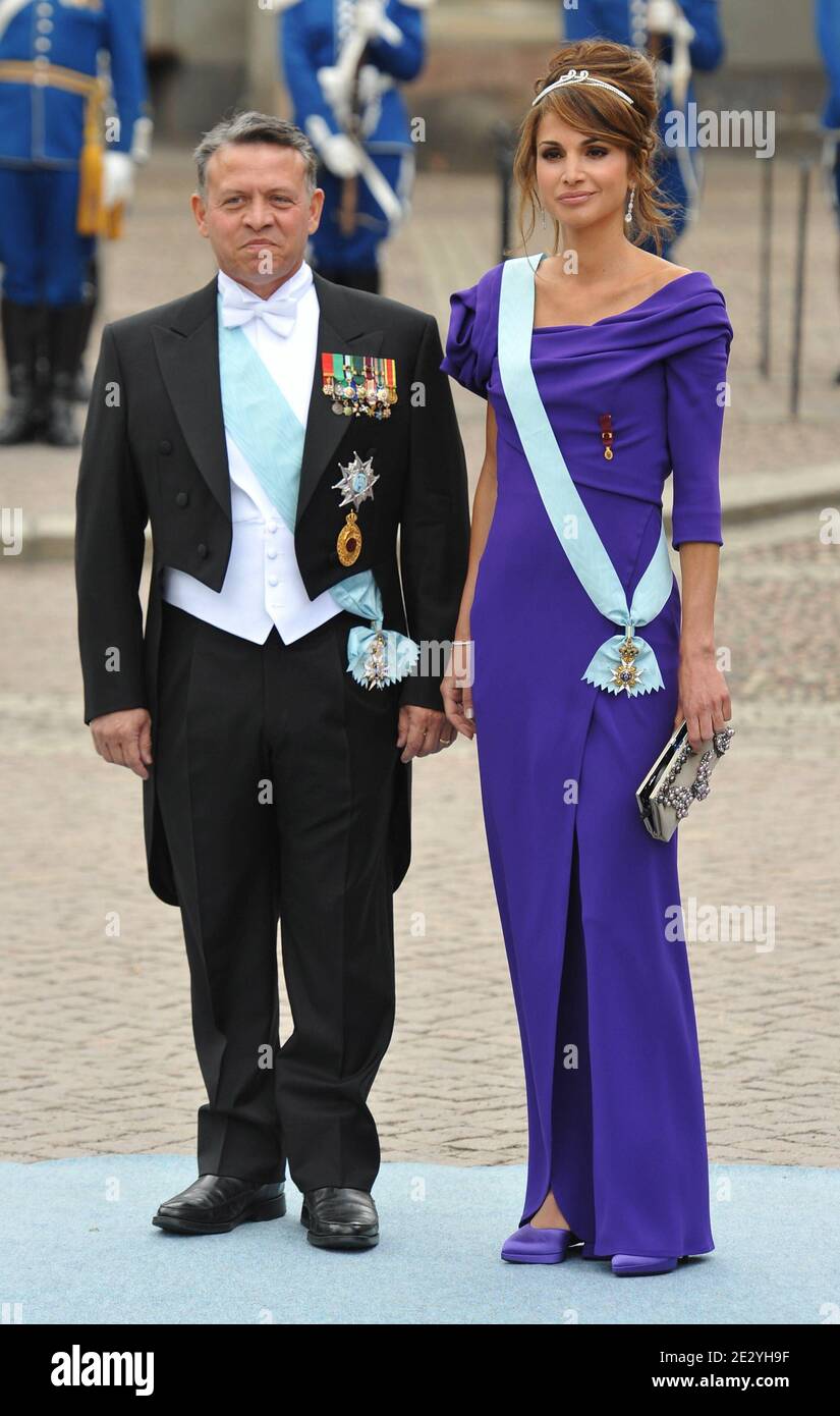König Abdullah II. Bin Al Hussein von Jordanien und Königin Rania al Abdullah von Jordanien kommen in die Storkyrkan Kathedrale zur Hochzeit von Kronprinzessin Victoria von Schweden und Daniel Westling in Stockholm, Schweden am 19. Juni 2010. Foto von Mousse-Nebinger-Orban/ABACAPRESS.COM Stockfoto