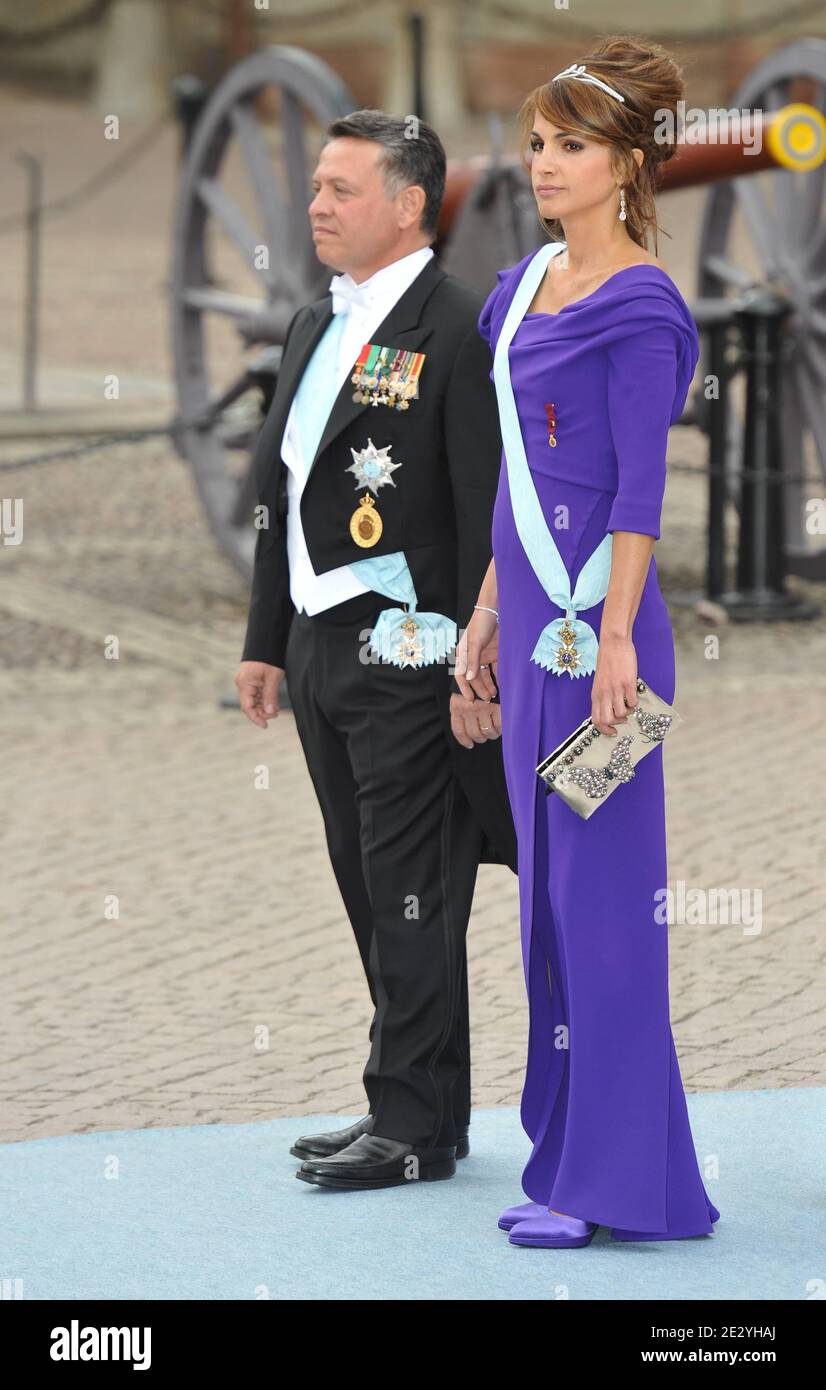König Abdullah II. Bin Al Hussein von Jordanien und Königin Rania al Abdullah von Jordanien kommen in die Storkyrkan Kathedrale zur Hochzeit von Kronprinzessin Victoria von Schweden und Daniel Westling in Stockholm, Schweden am 19. Juni 2010. Foto von Mousse-Nebinger-Orban/ABACAPRESS.COM Stockfoto